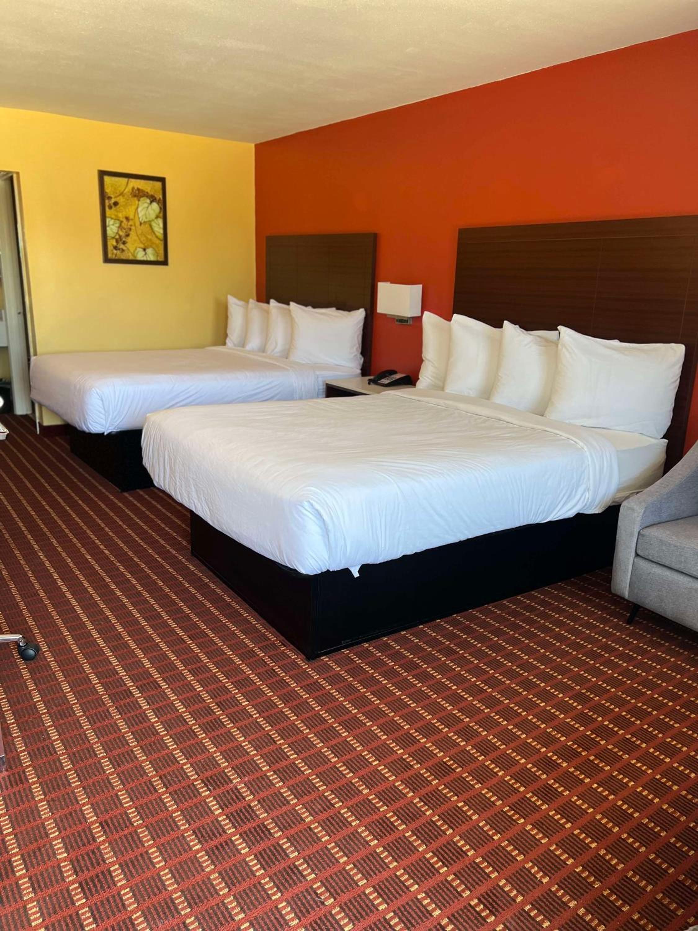 Queen Room with Two Queen Beds - Non-Smoking - Photo 5