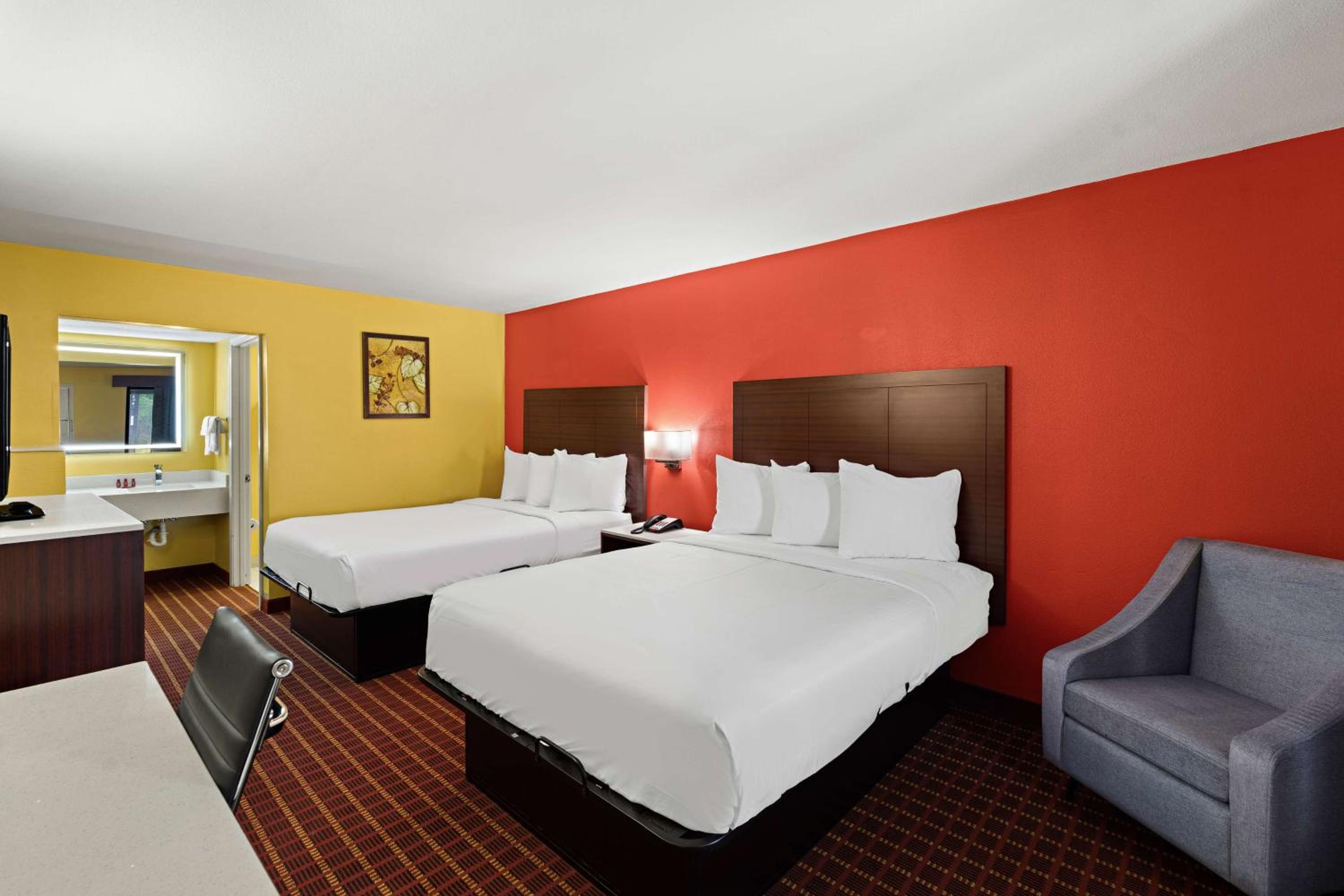 Queen Room with Two Queen Beds - Non-Smoking - Photo 6