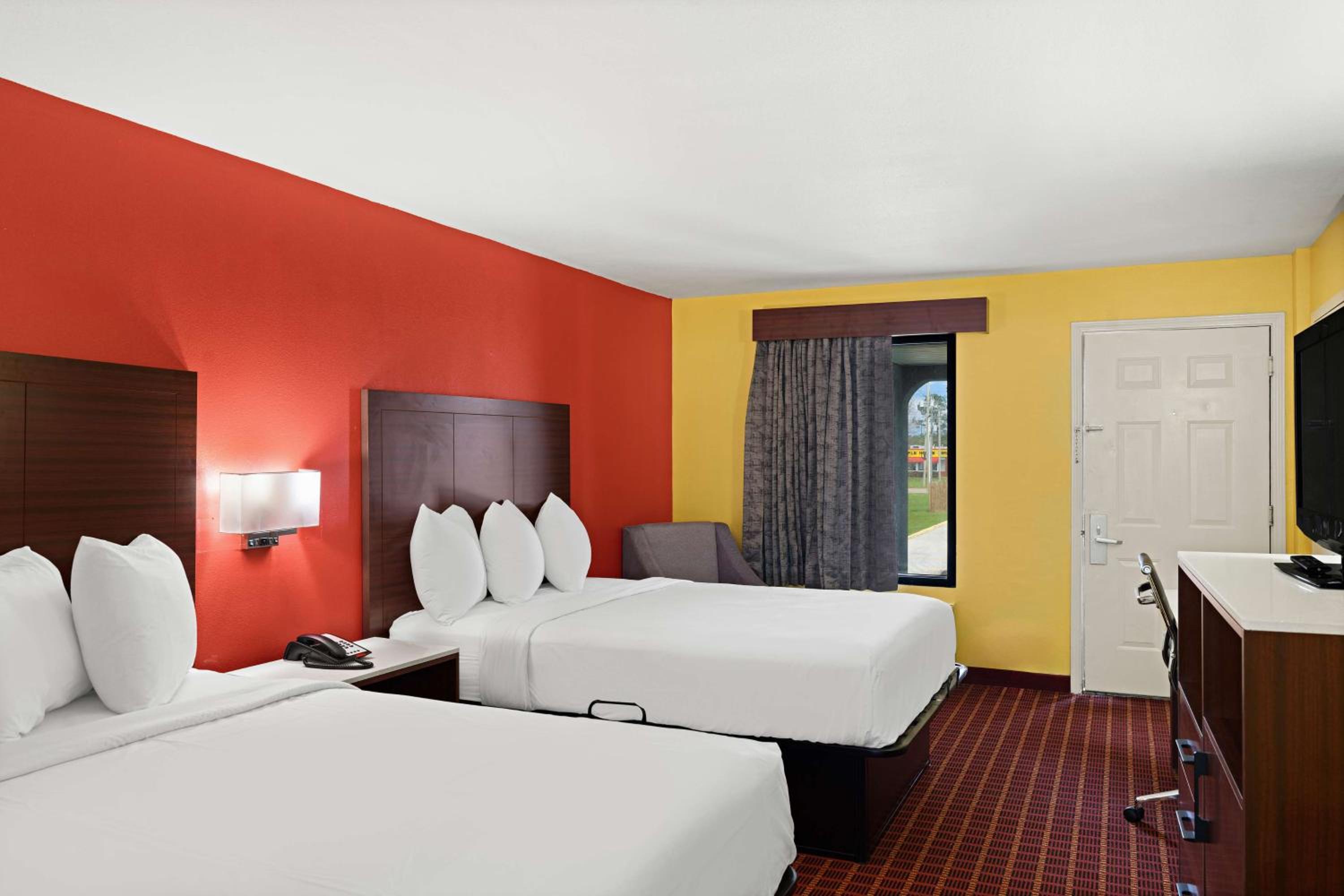 Queen Room with Two Queen Beds - Non-Smoking - Photo 4