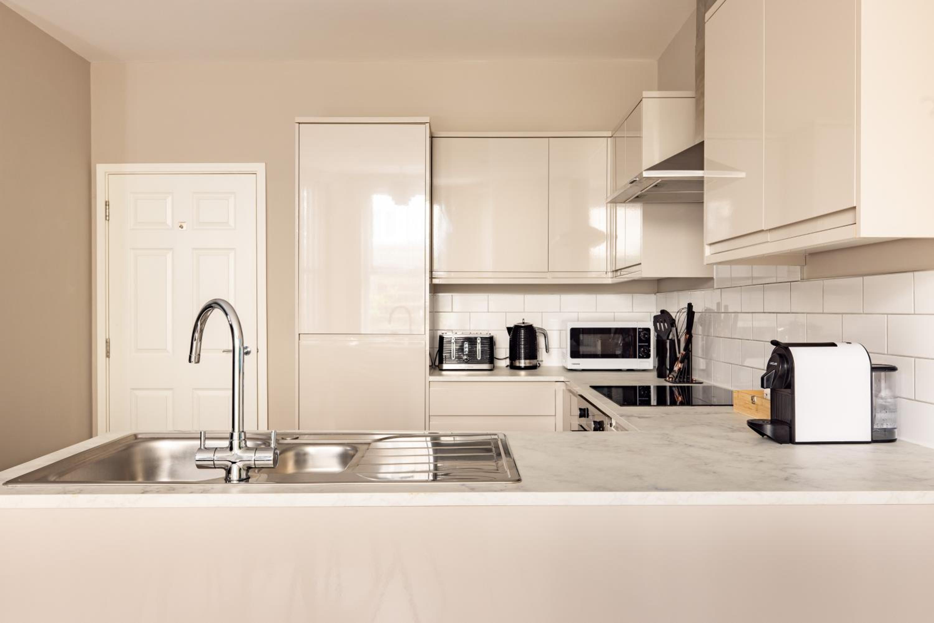Superior One Bedroom Apartment - Photo 7
