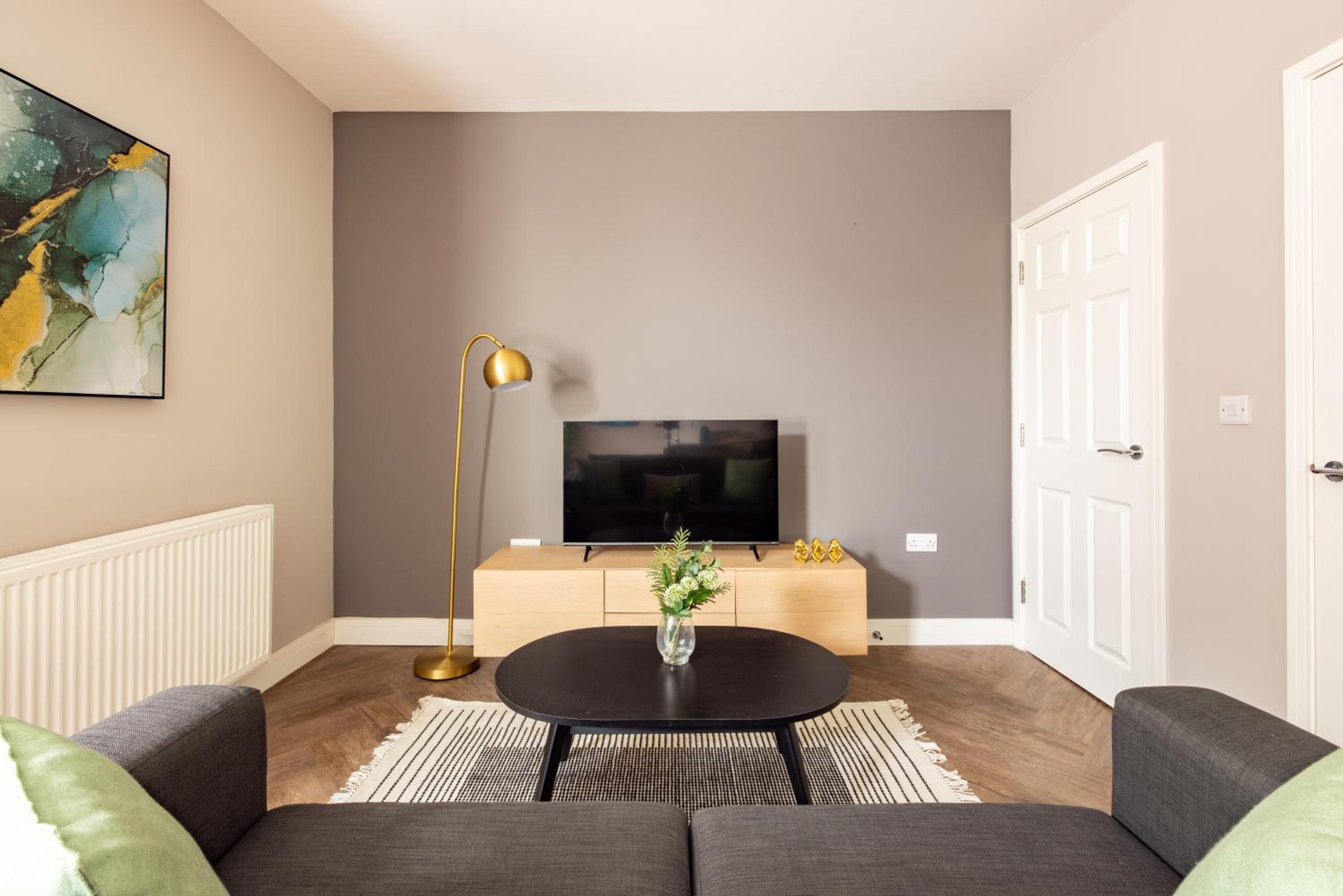 Superior One Bedroom Apartment - Photo 3