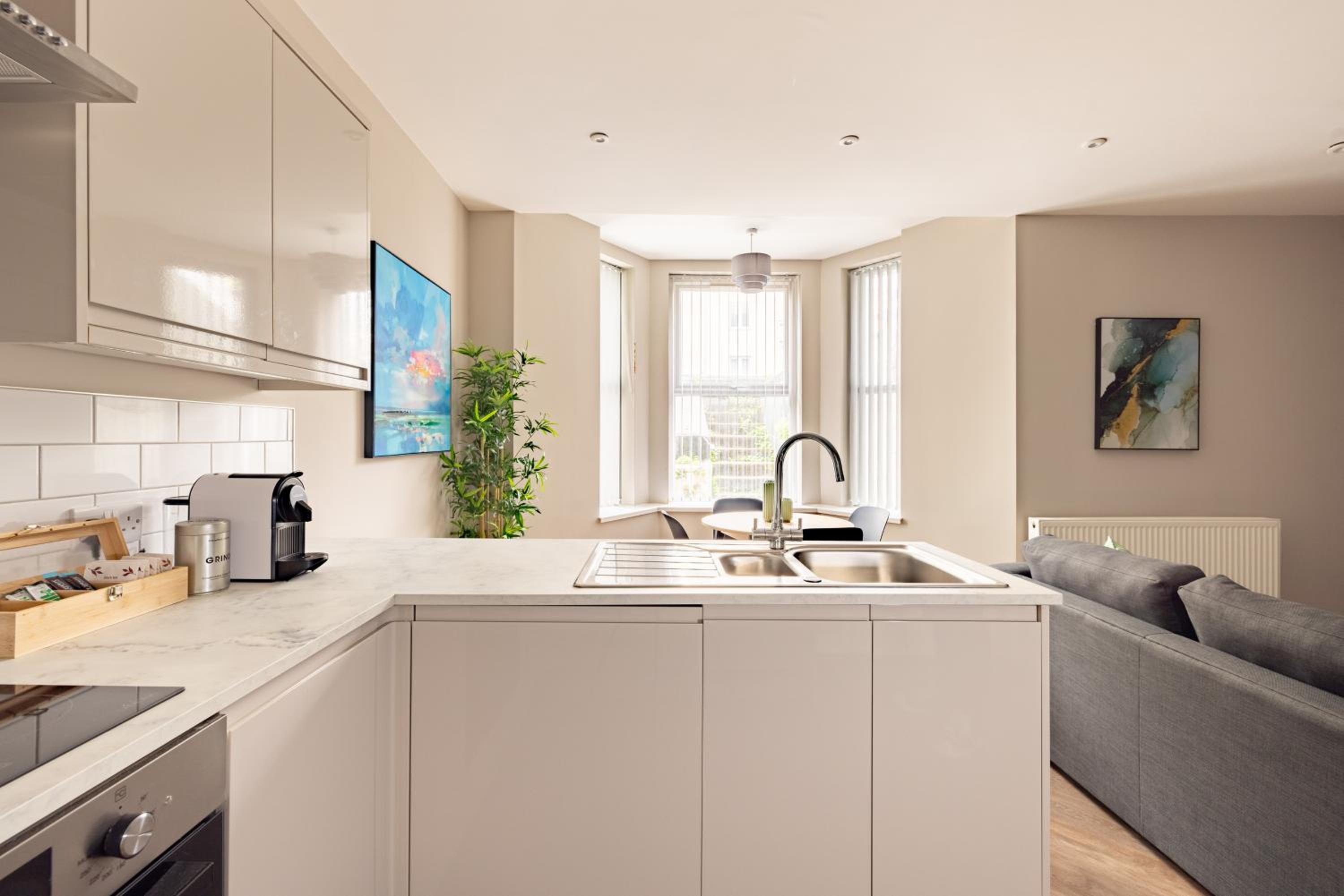 Superior One Bedroom Apartment - Photo 2