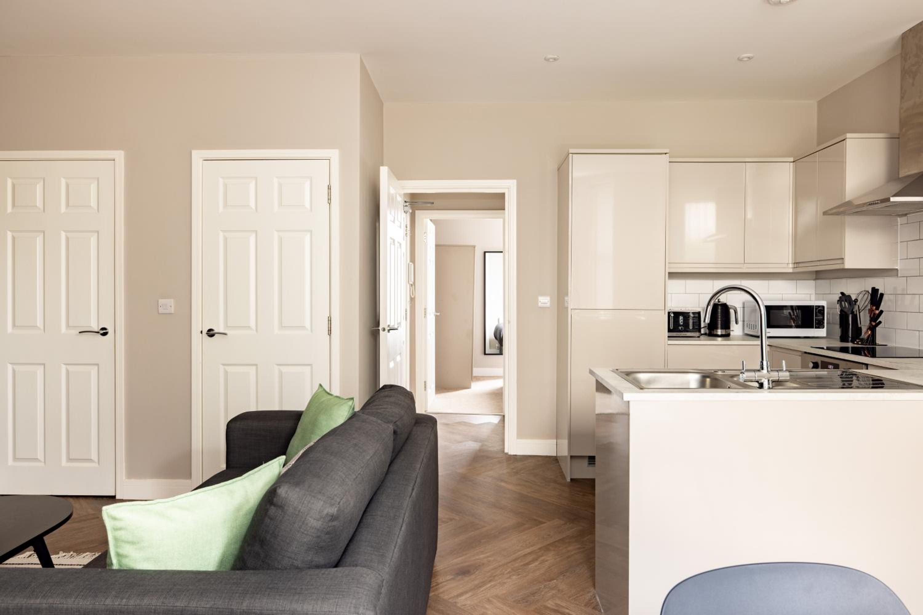 Superior One Bedroom Apartment - Photo 1