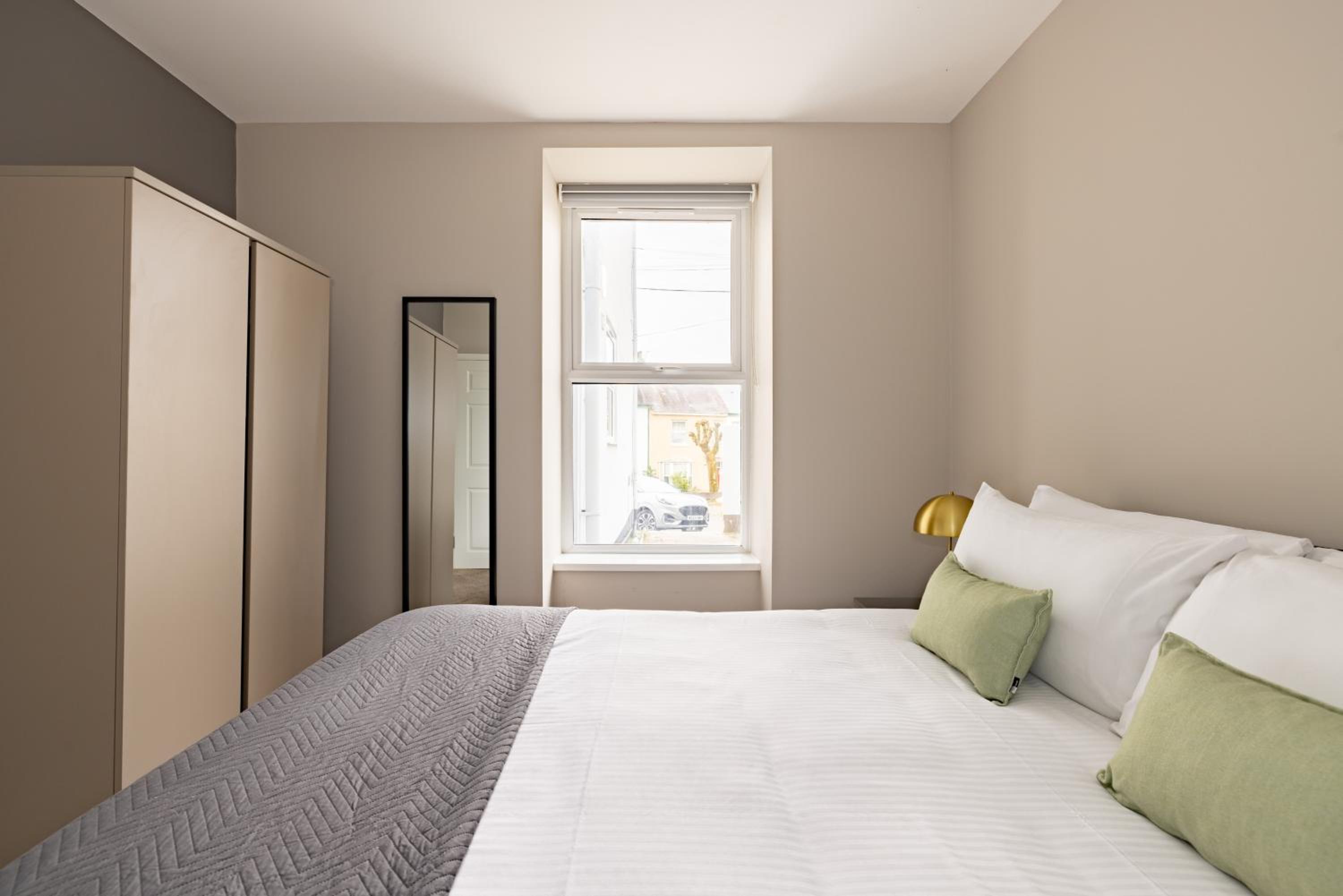 Superior One Bedroom Apartment - Photo 13
