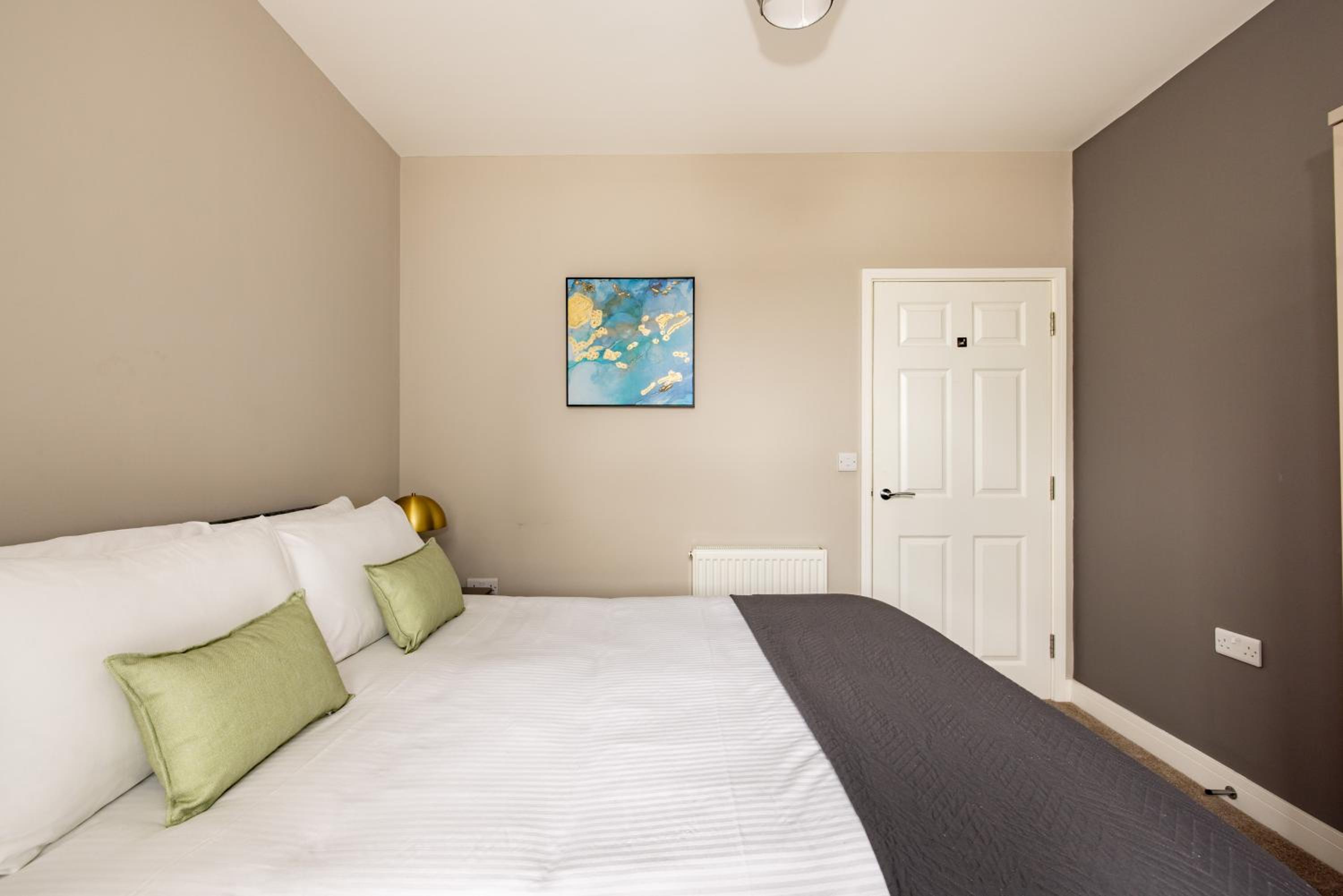 Superior One Bedroom Apartment - Photo 14