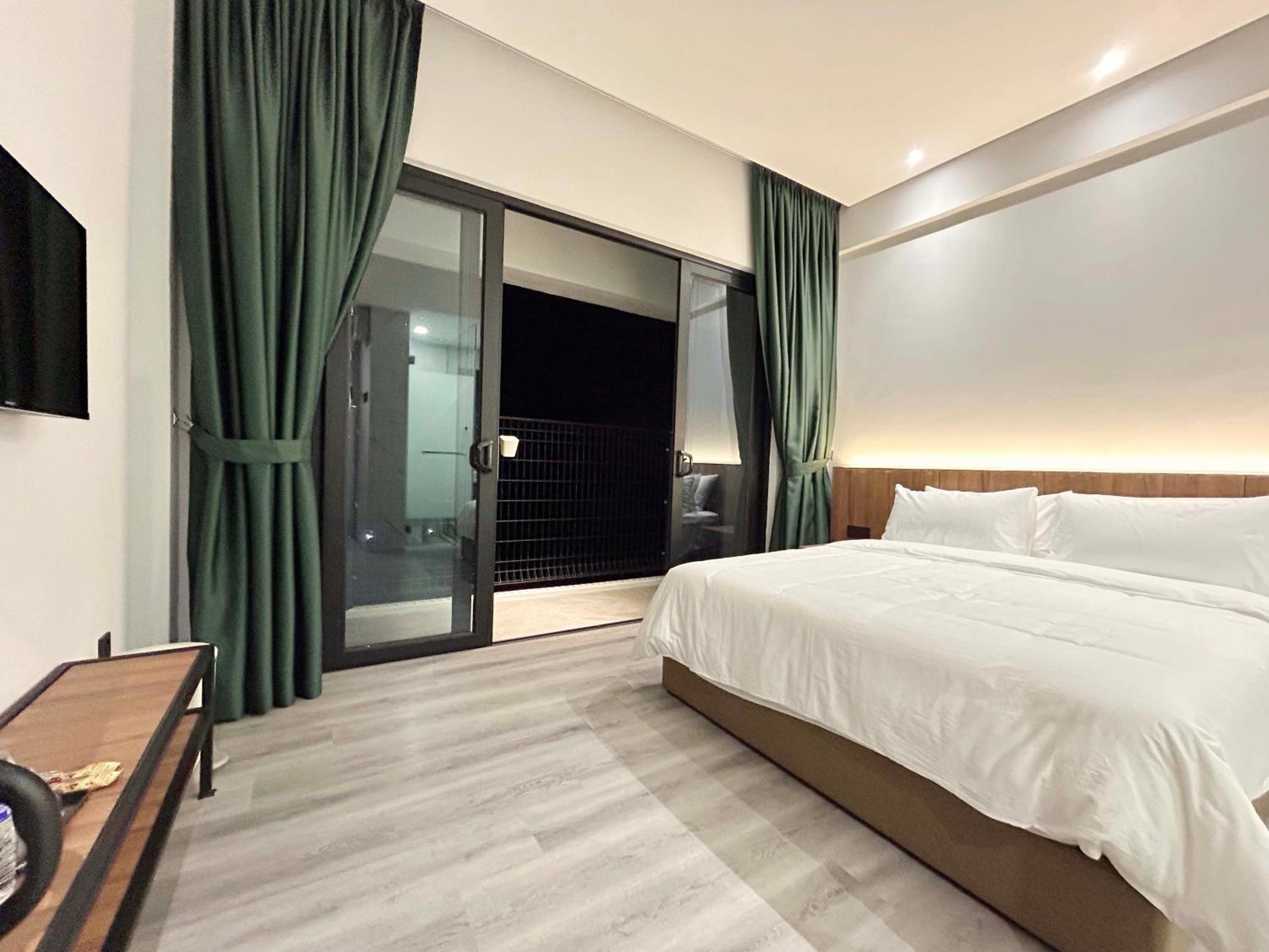 Queen Room with Balcony photo 3