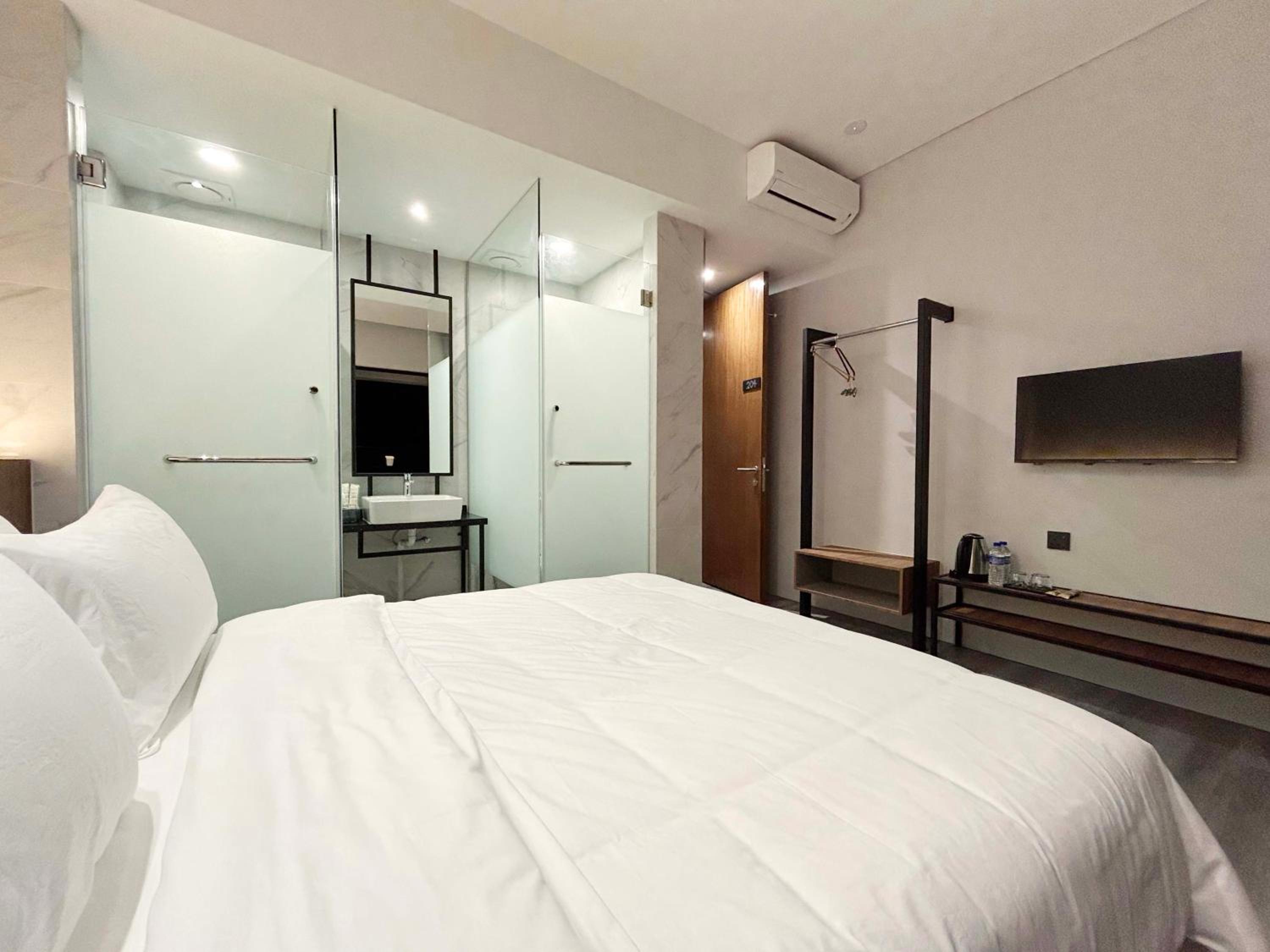 Queen Room with Balcony photo 1