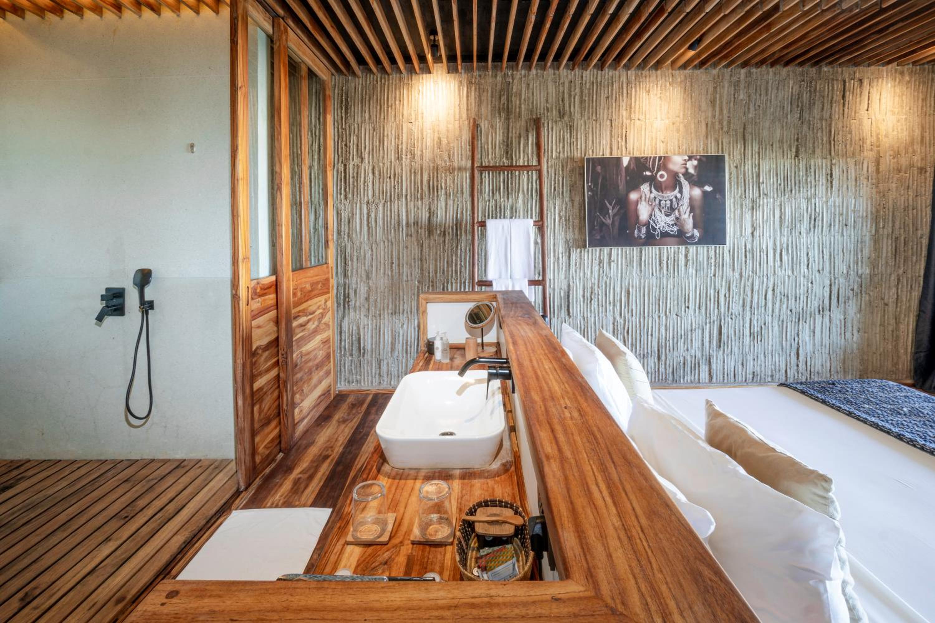 Deluxe Suite with Sea View - Photo 20