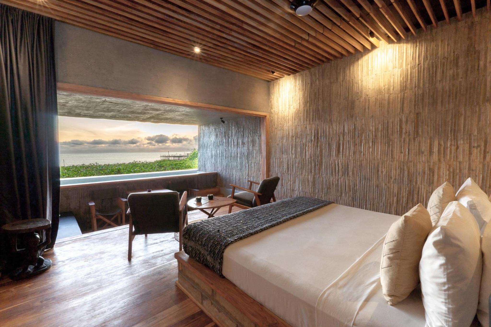 Deluxe Suite with Sea View - Photo 17