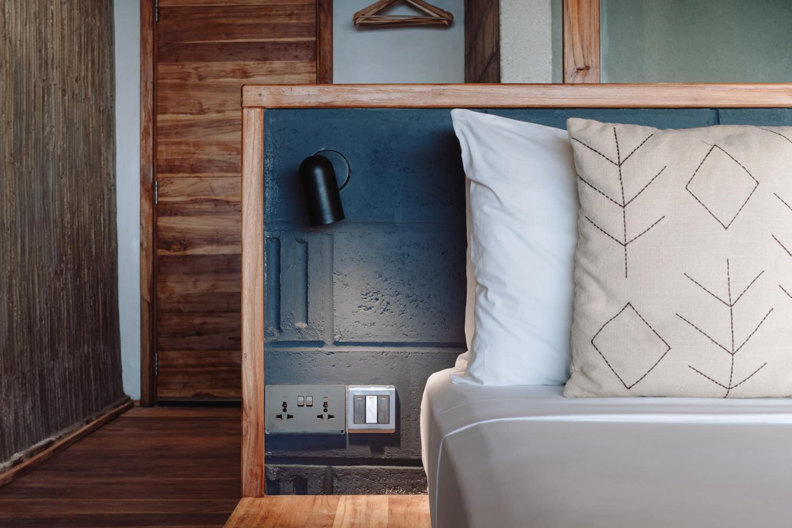 Deluxe Suite with Sea View - Photo 21