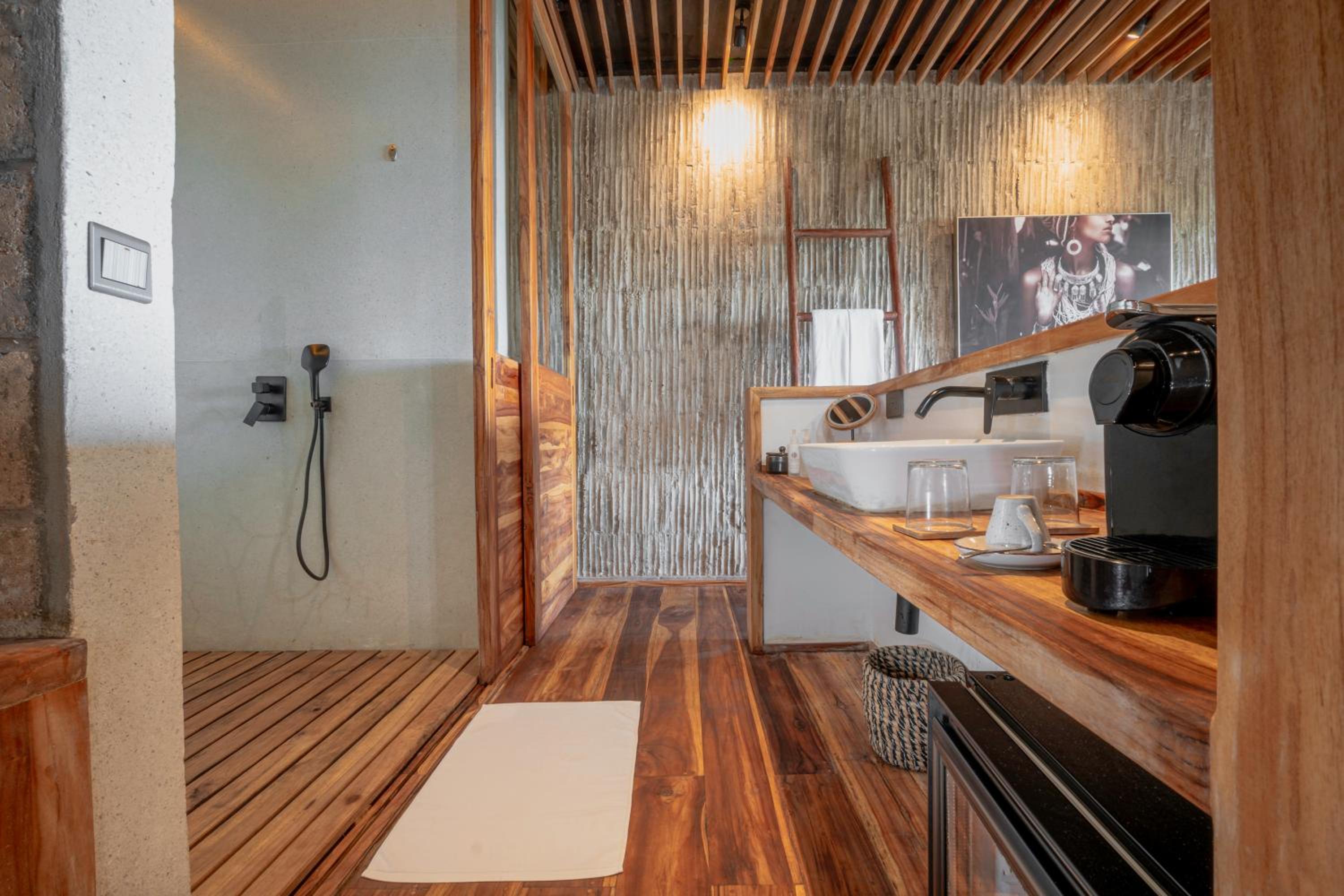 Deluxe Suite with Sea View - Photo 2