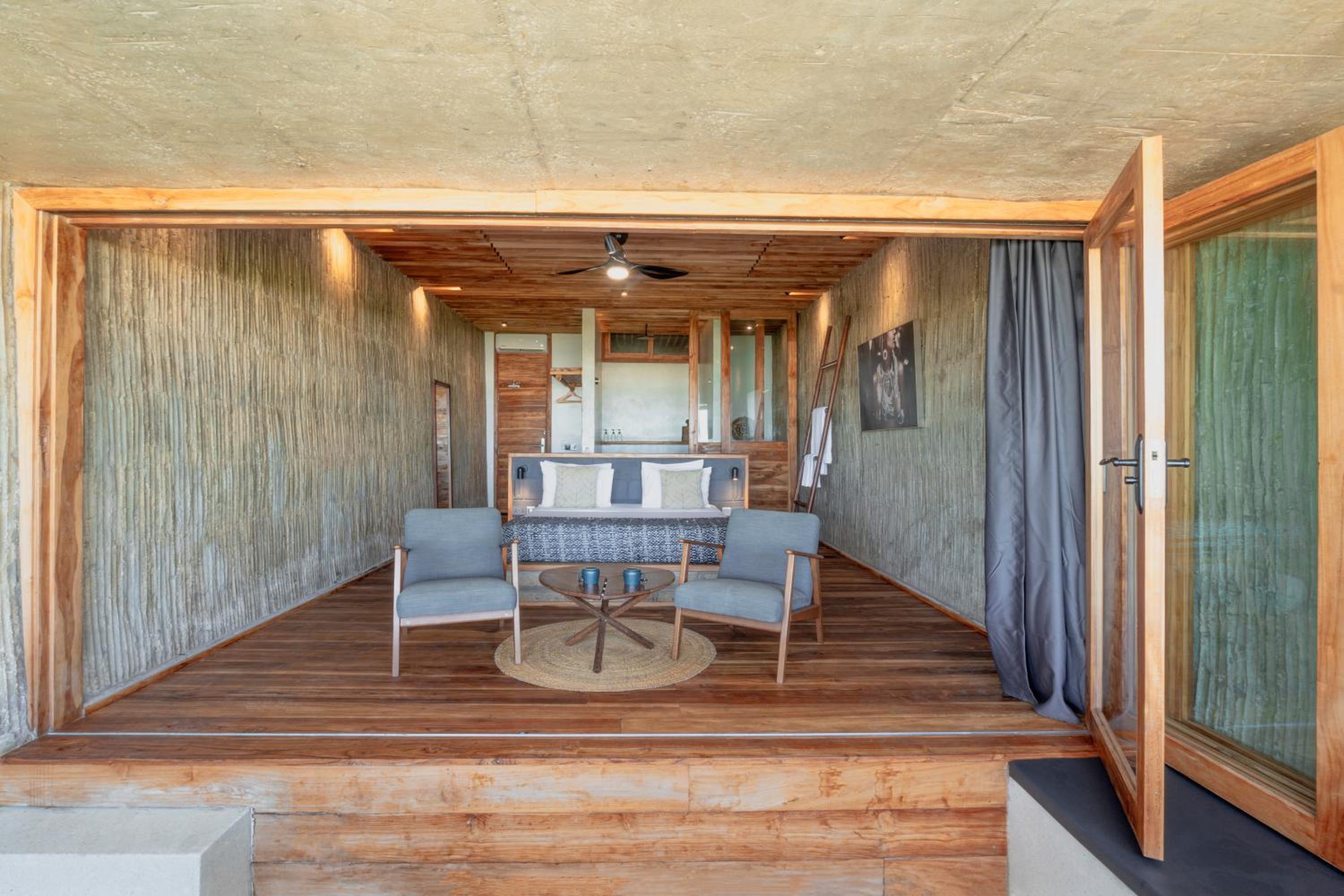 Deluxe Suite with Sea View - Photo 7