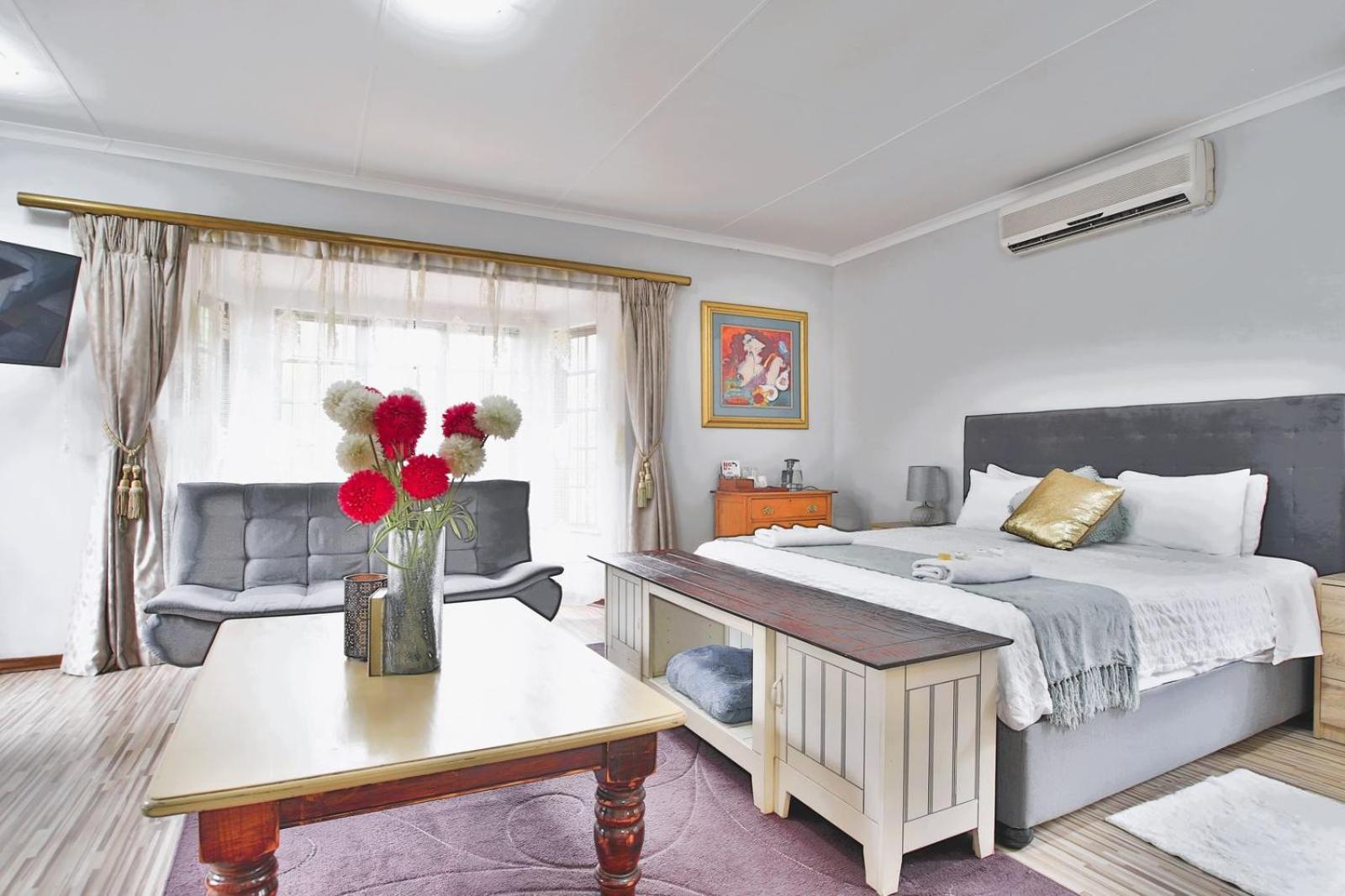 Honeymoon Suite - Photo 1