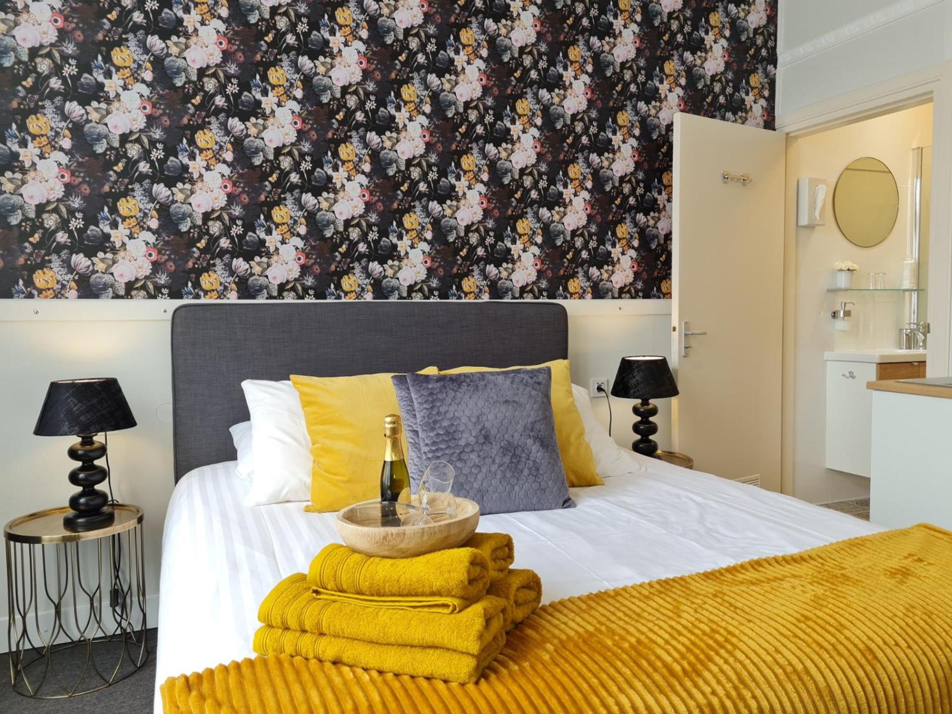 Deluxe Double Room with Balcony - Photo 2