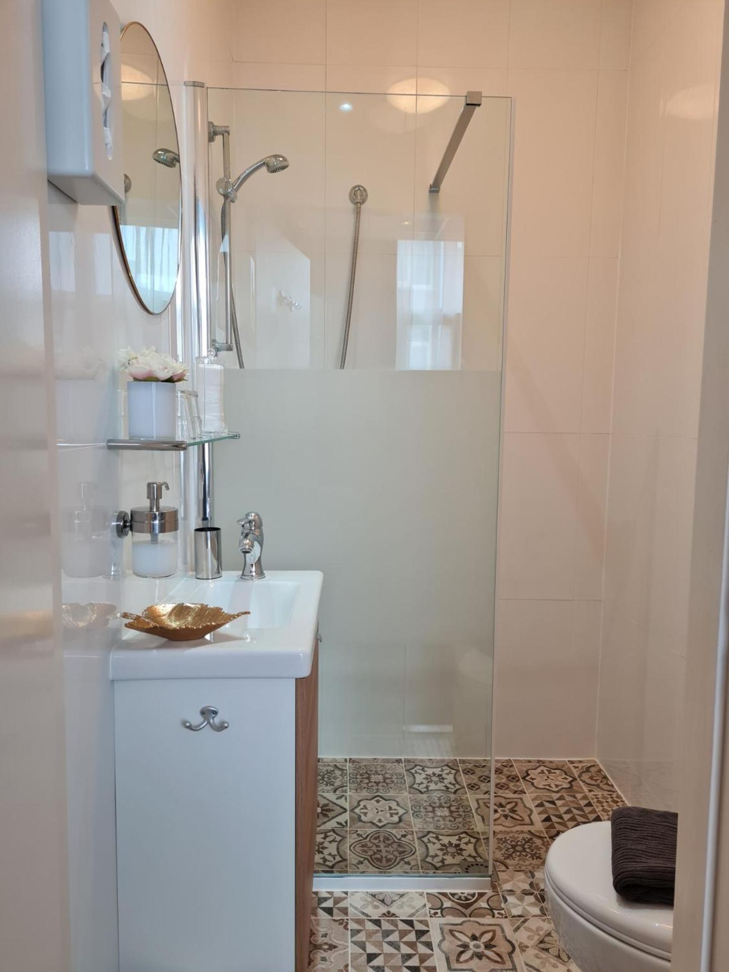 Deluxe Double Room with Balcony - Photo 4
