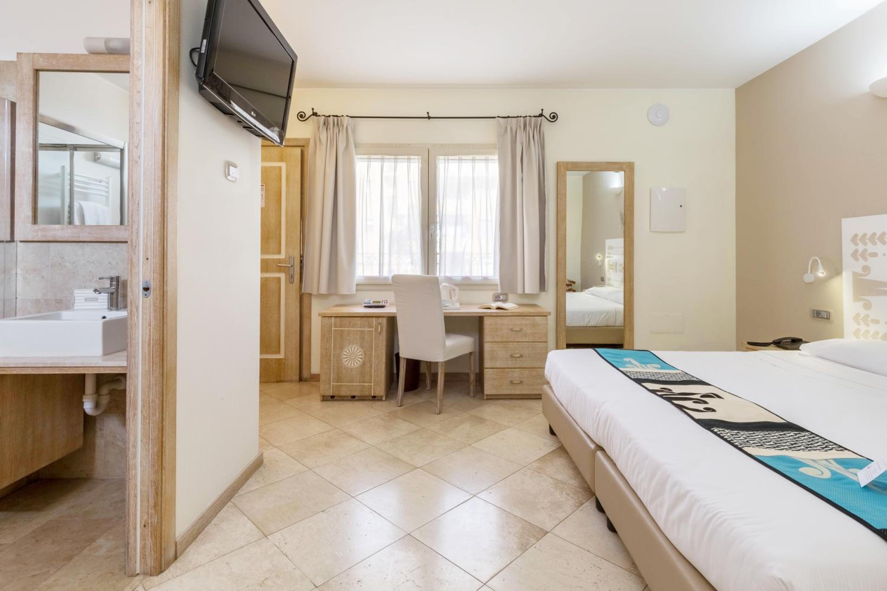 Double or Twin Room - Photo 2