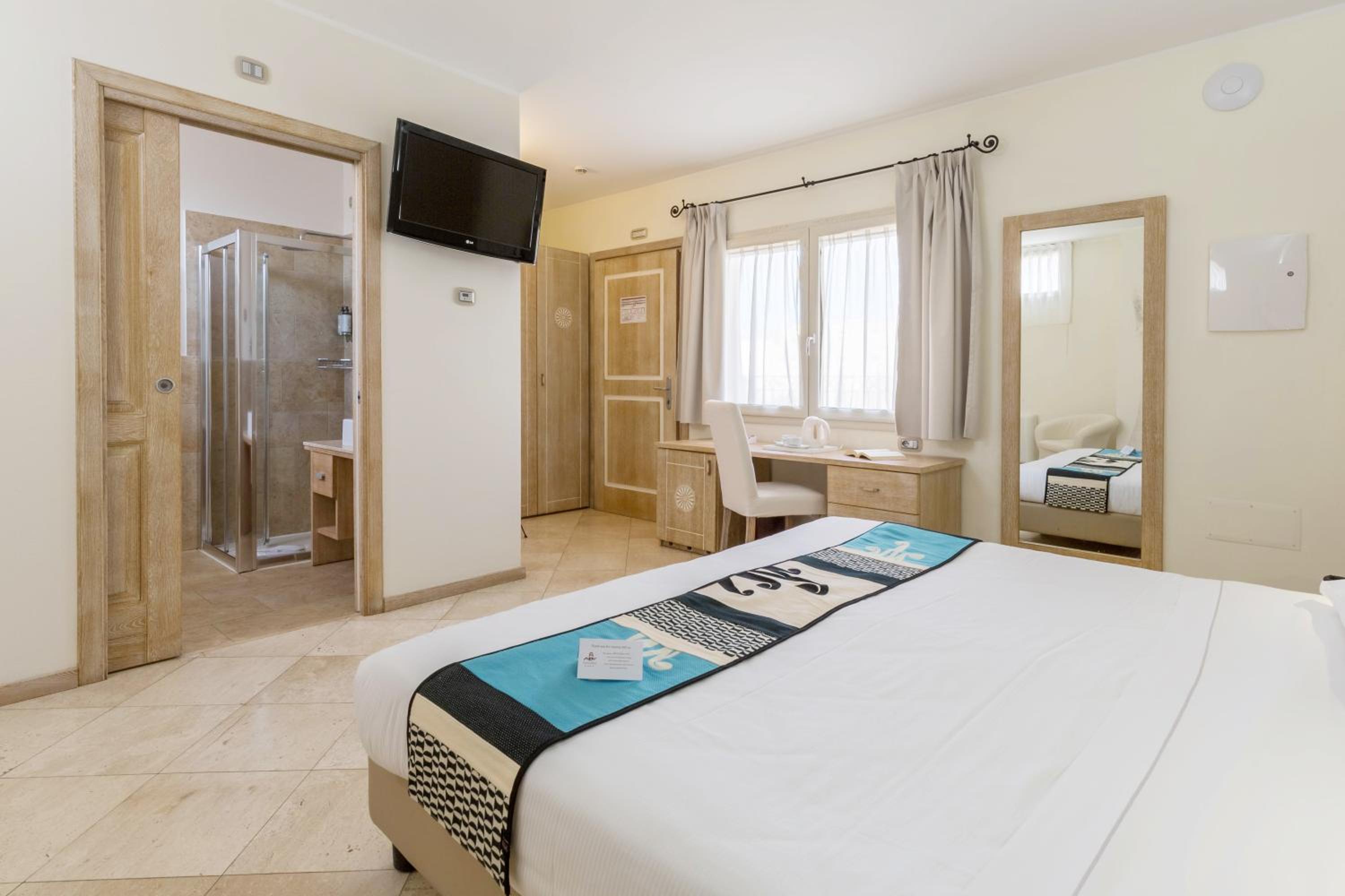 Double or Twin Room - Photo 12