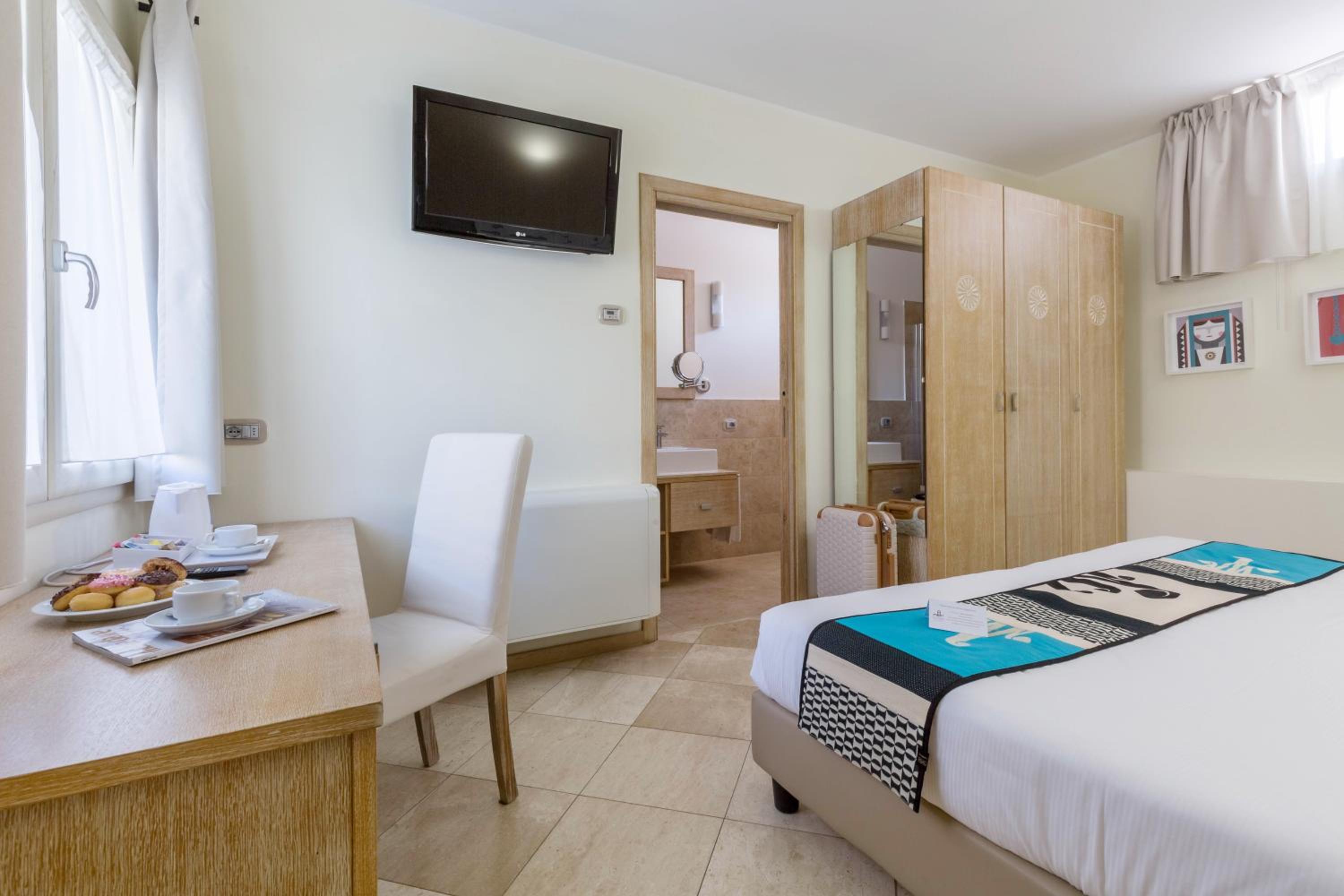 Double or Twin Room - Photo 21