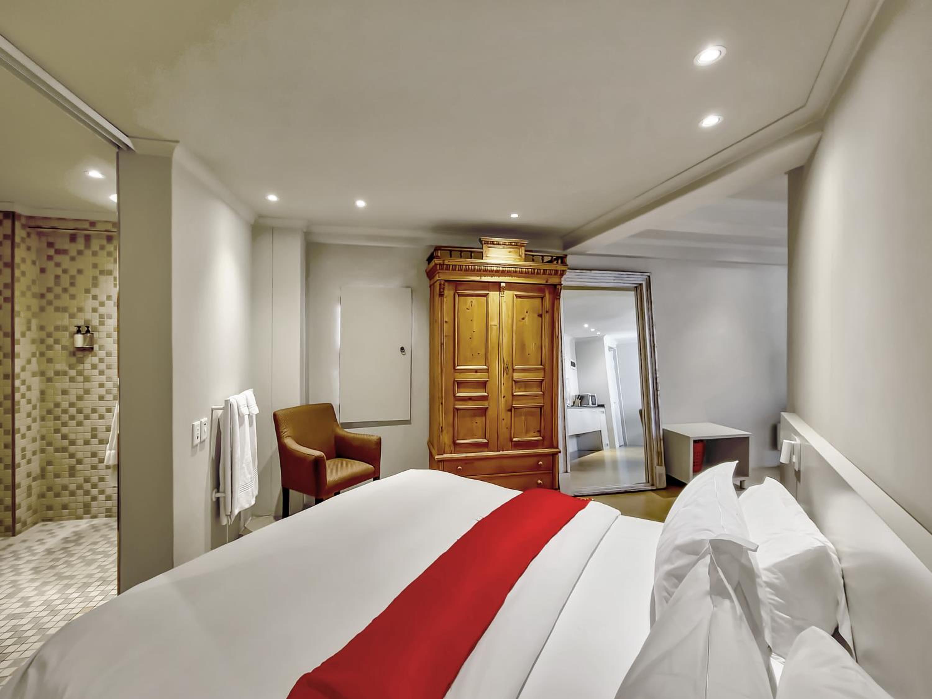 Deluxe Suite 101 / Kitchenette & Sleeper photo 3