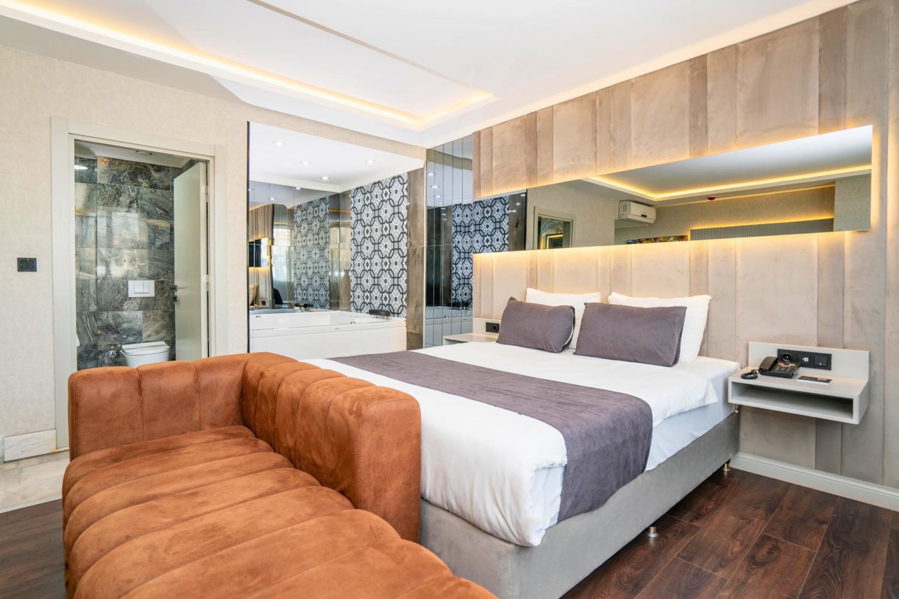 Deluxe King Suite - Photo 5