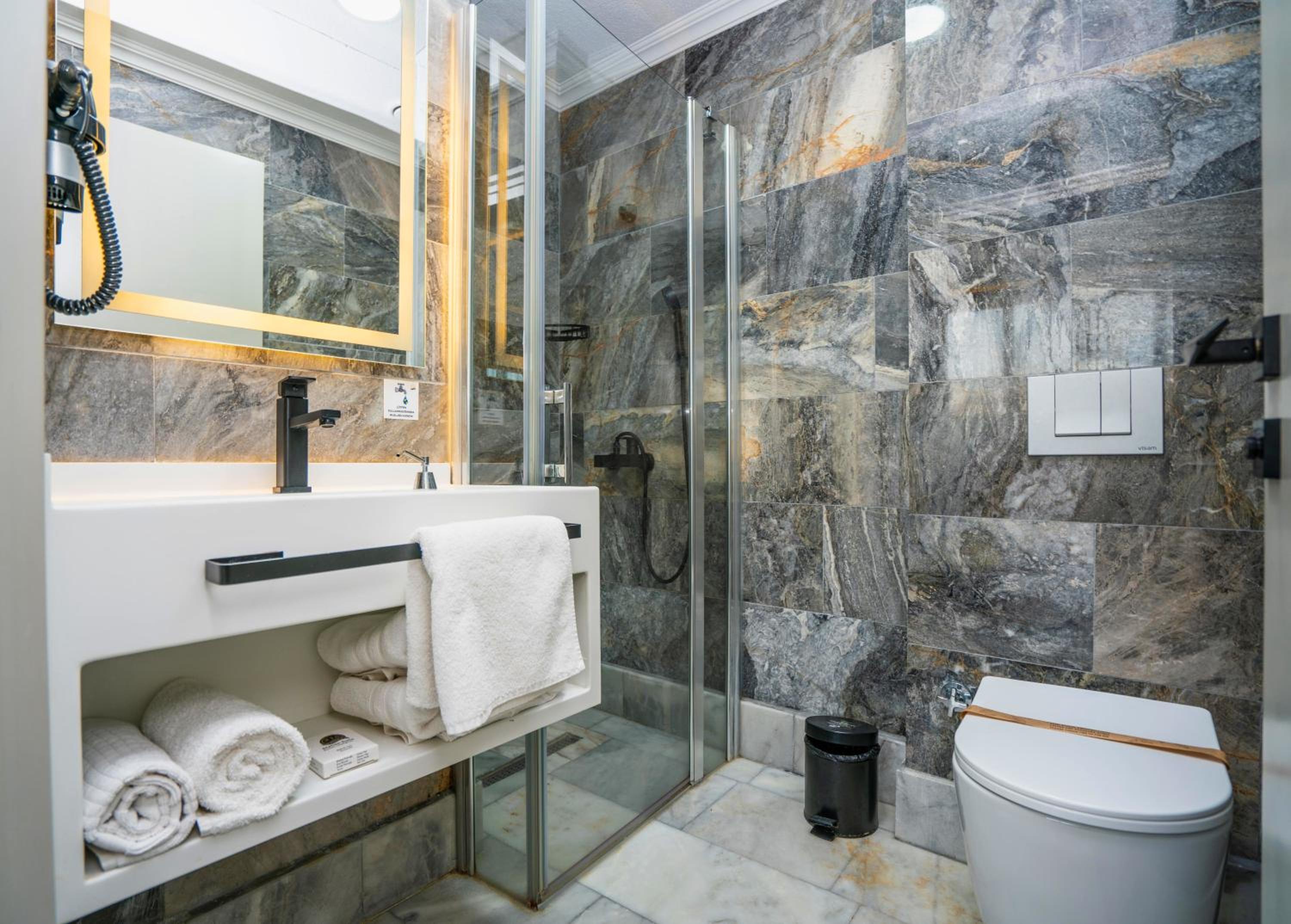 Deluxe King Suite - Photo 9