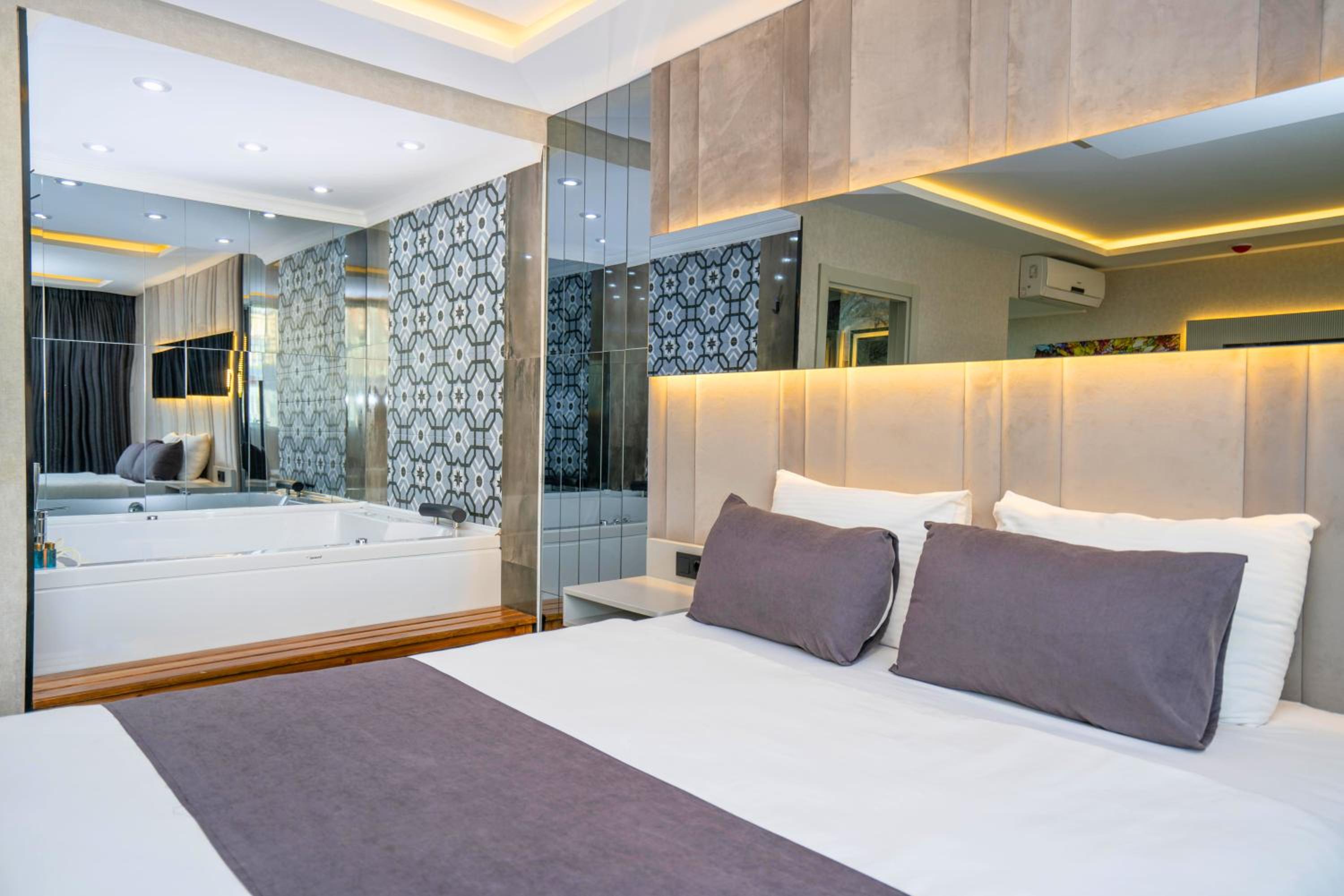 Deluxe King Suite - Photo 1