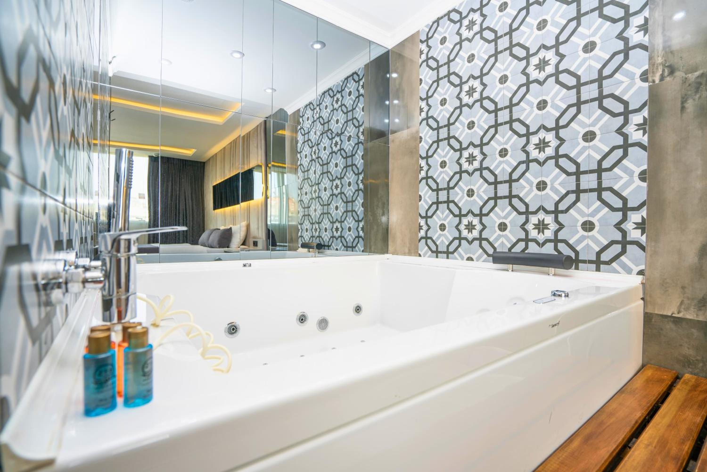 Deluxe King Suite - Photo 7