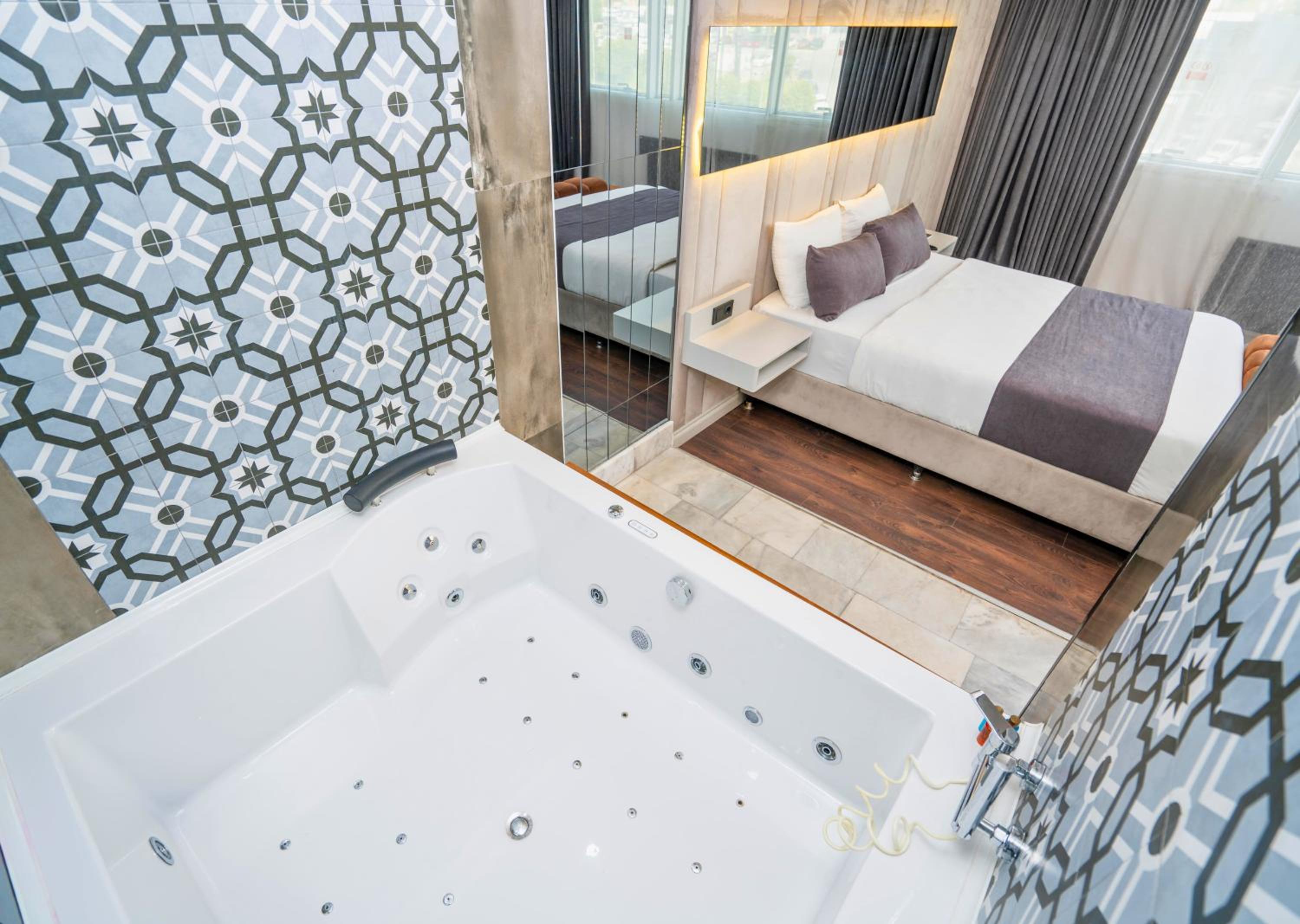 Deluxe King Suite - Photo 4