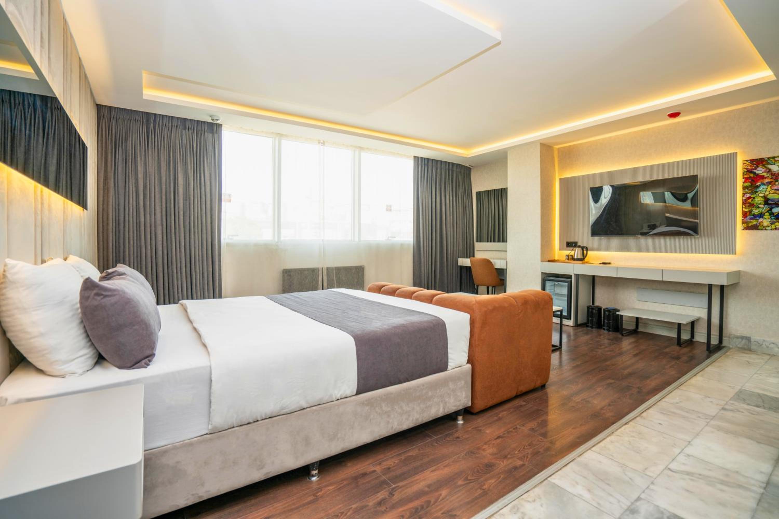 Deluxe King Suite - Photo 6