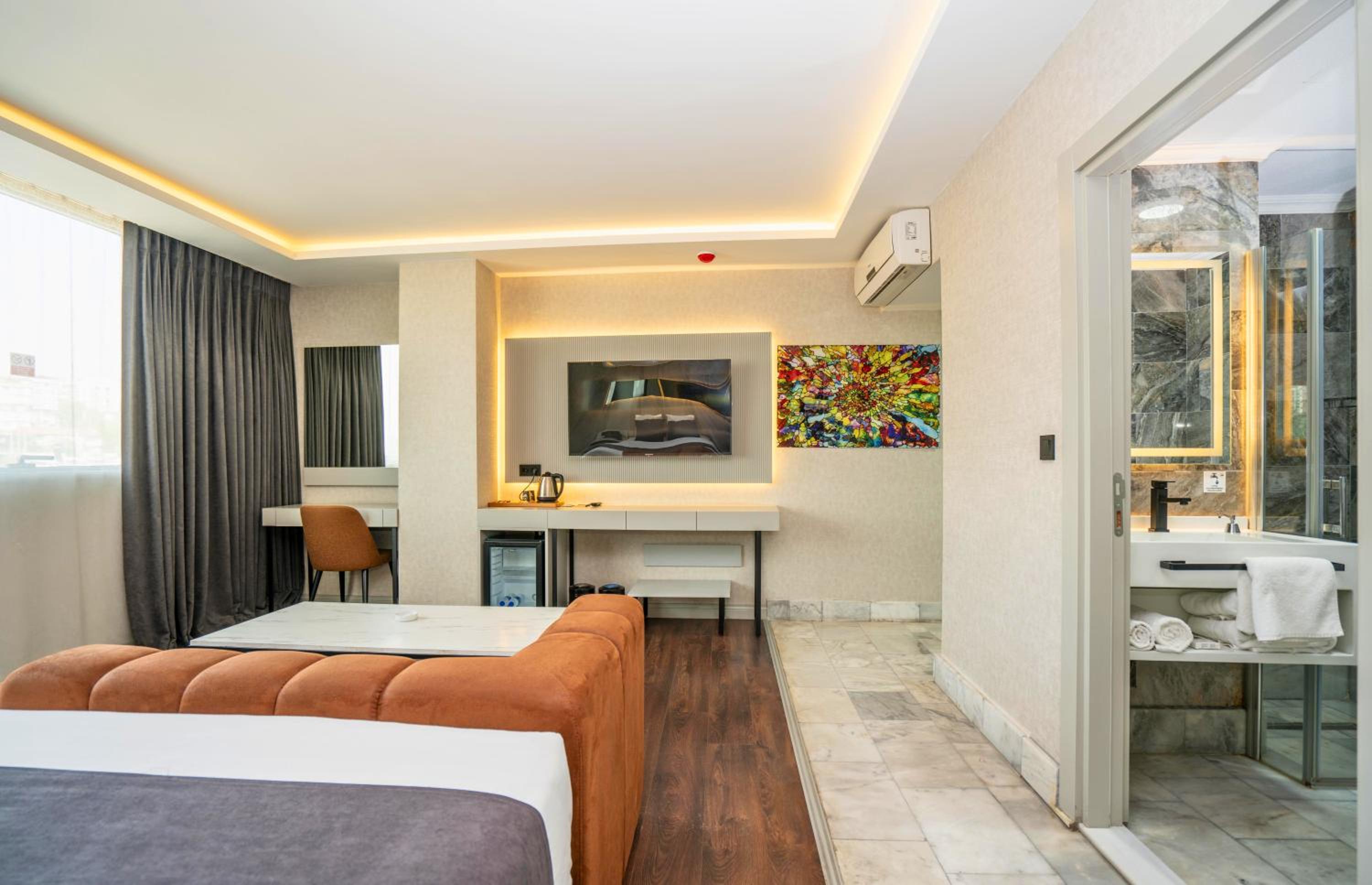 Deluxe King Suite - Photo 2