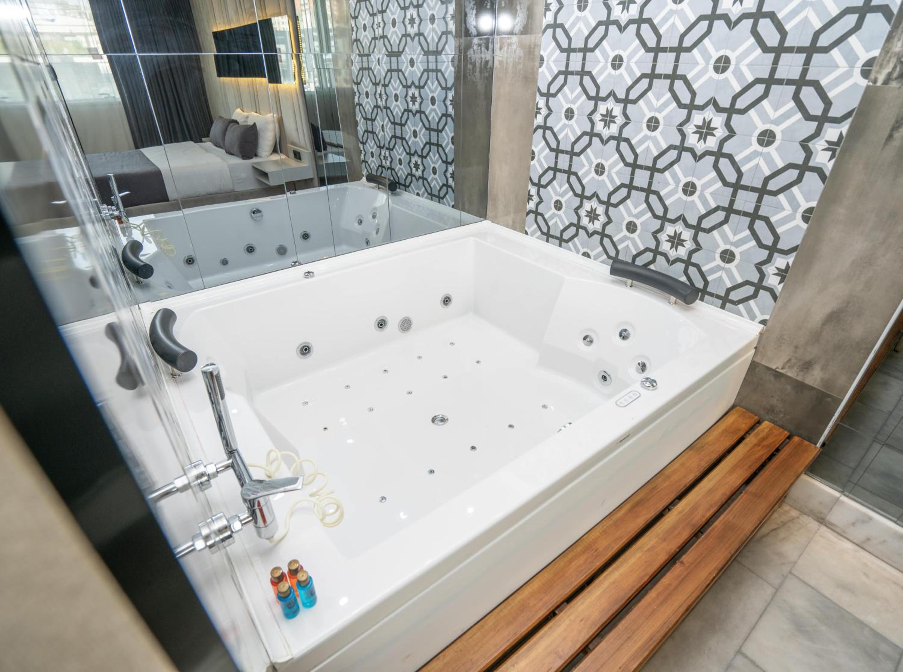 Deluxe King Suite - Photo 8