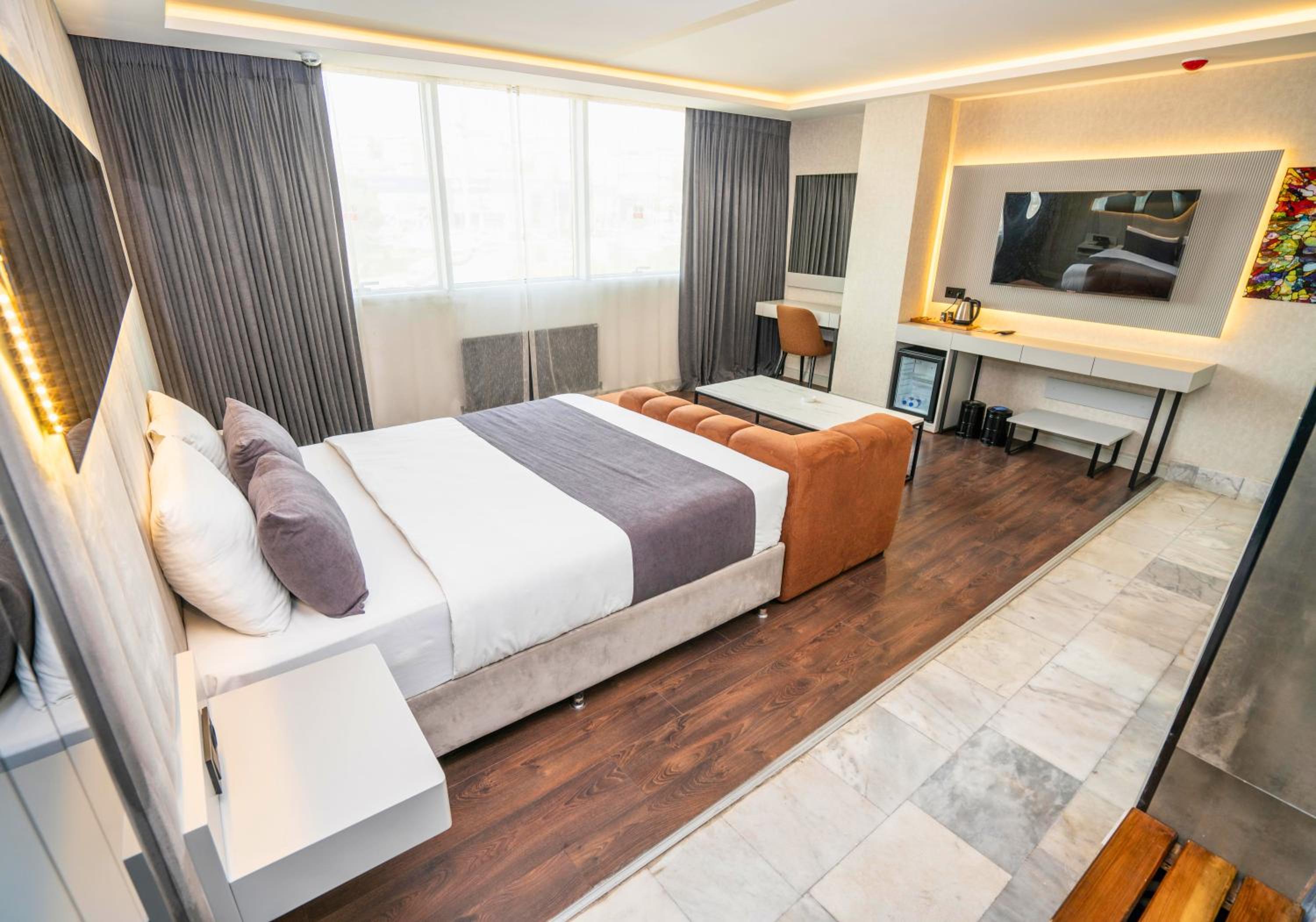 Deluxe King Suite - Photo 3