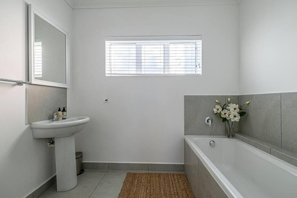 Four-Bedroom House photo 2