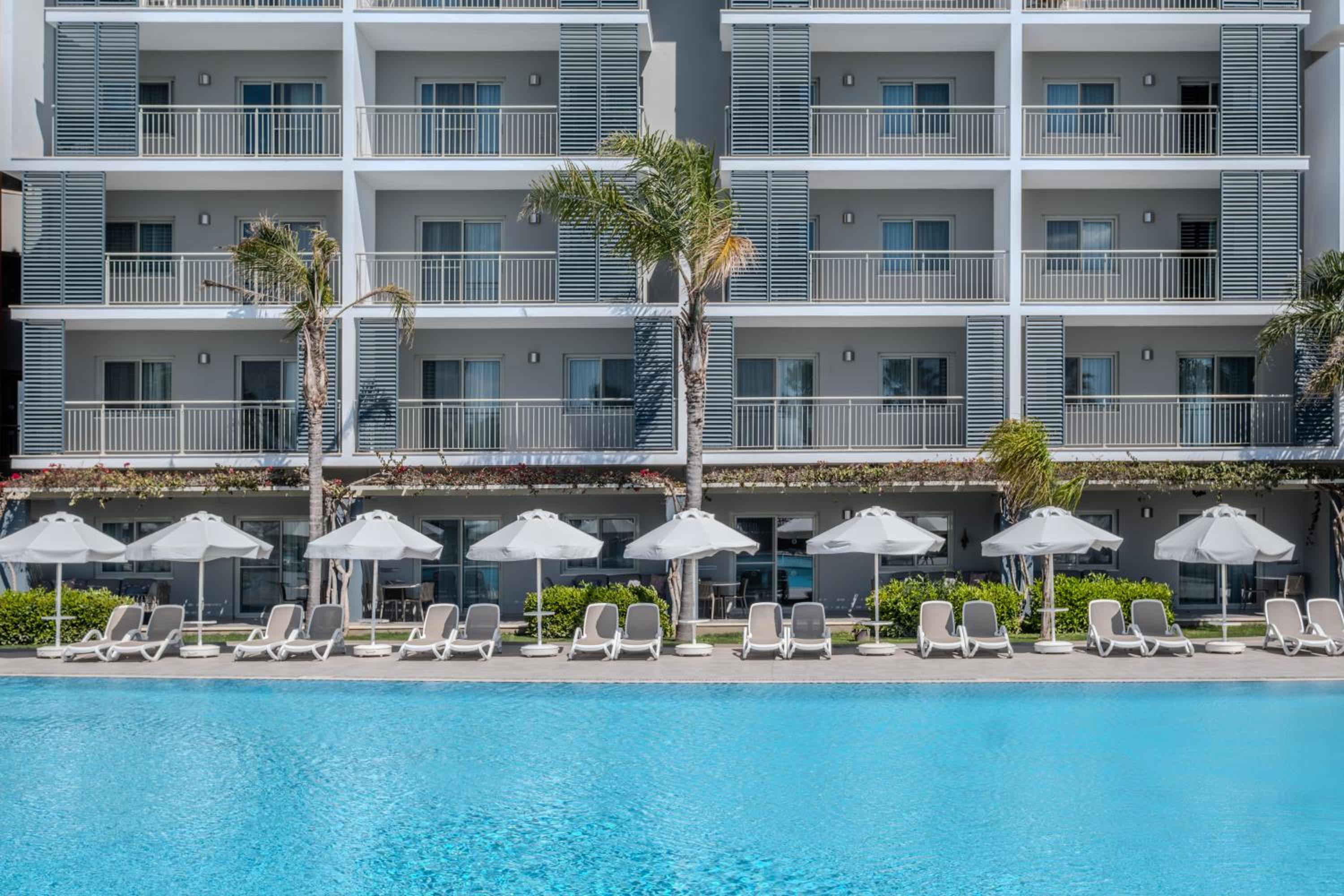 Deluxe Suite with Poolside Terrace photo 2