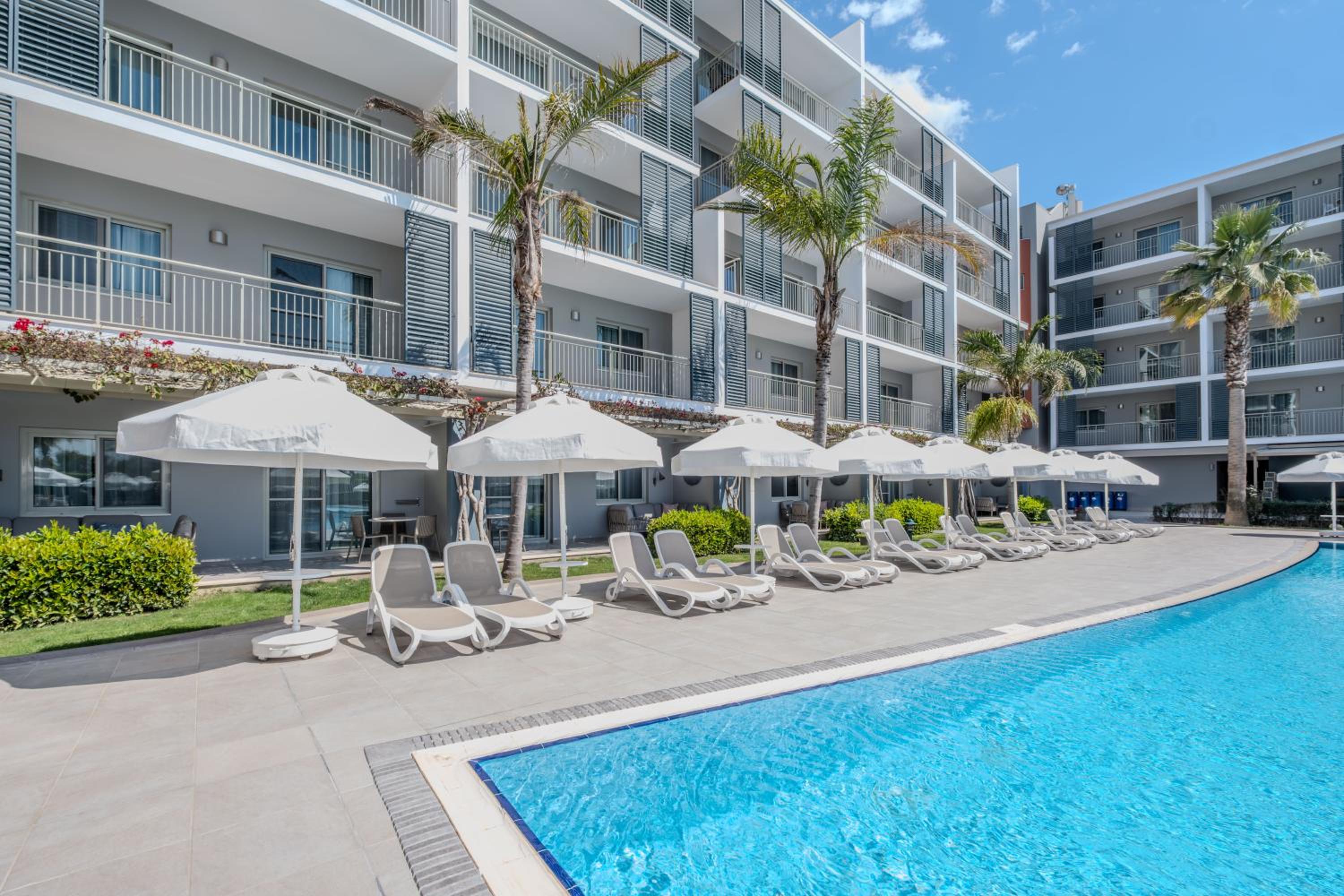 Deluxe Suite with Poolside Terrace photo 3