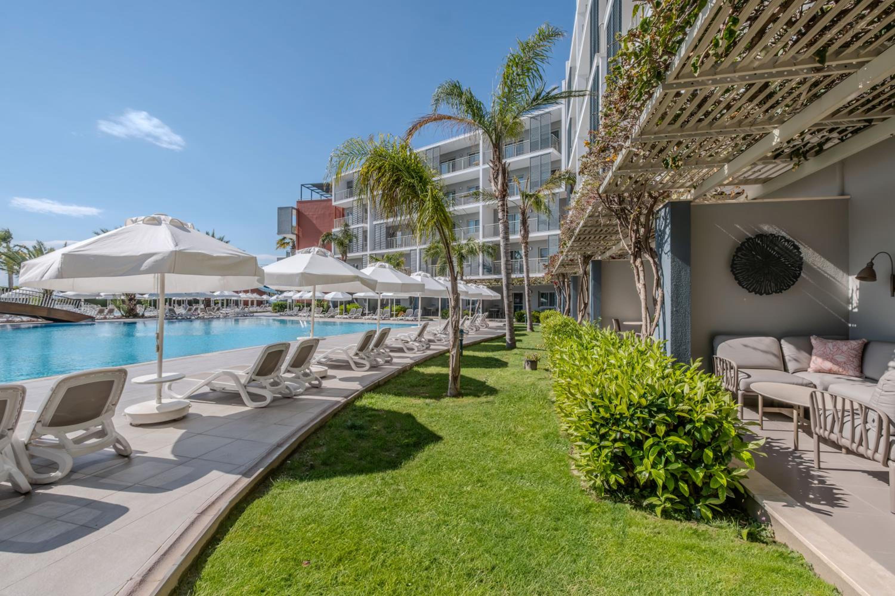 Deluxe Suite with Poolside Terrace (2 Adult + 2 Children)