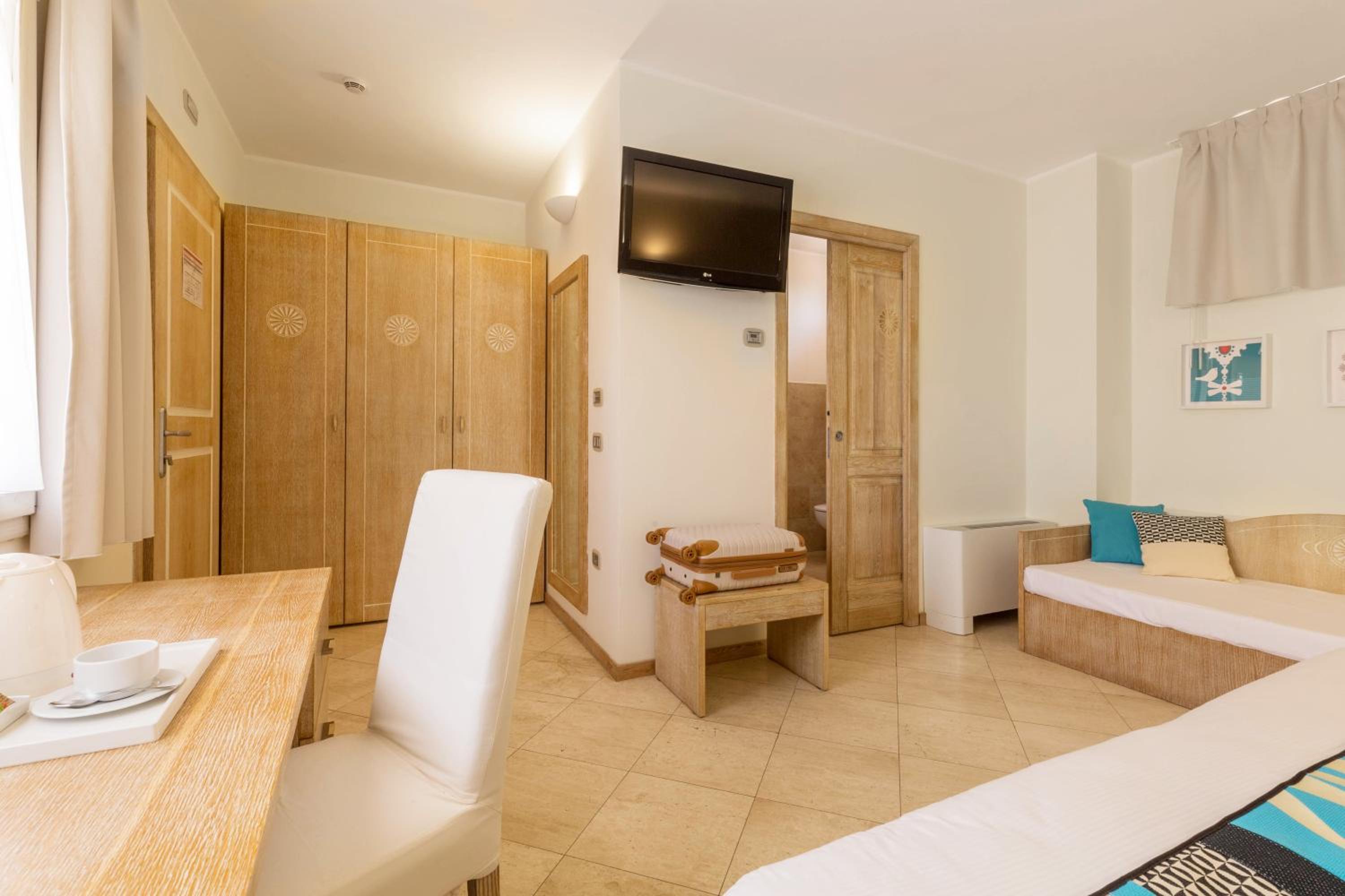 Family Double Room - Photo 10