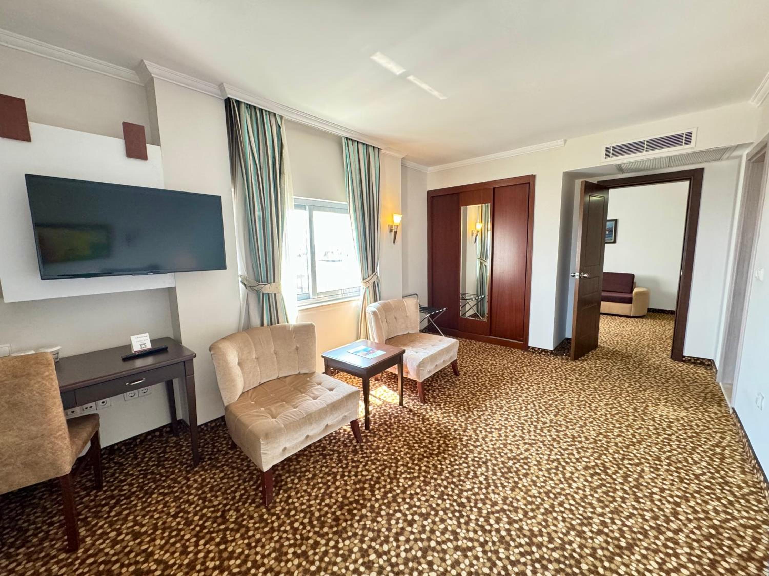 King Suite with Sofa Bed and View - Non-Smoking
