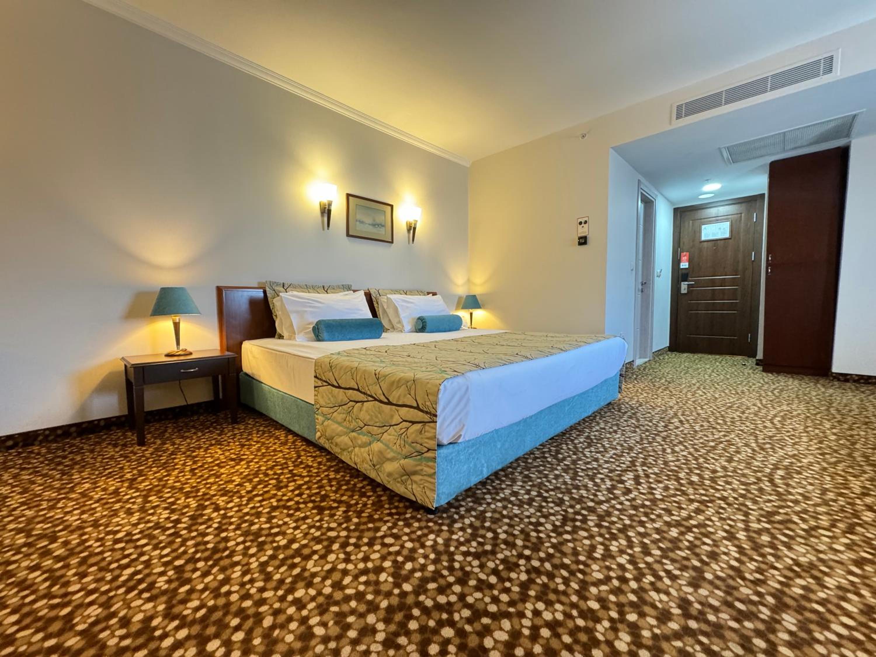 Deluxe King Room with View - Non-Smoking - Photo 7