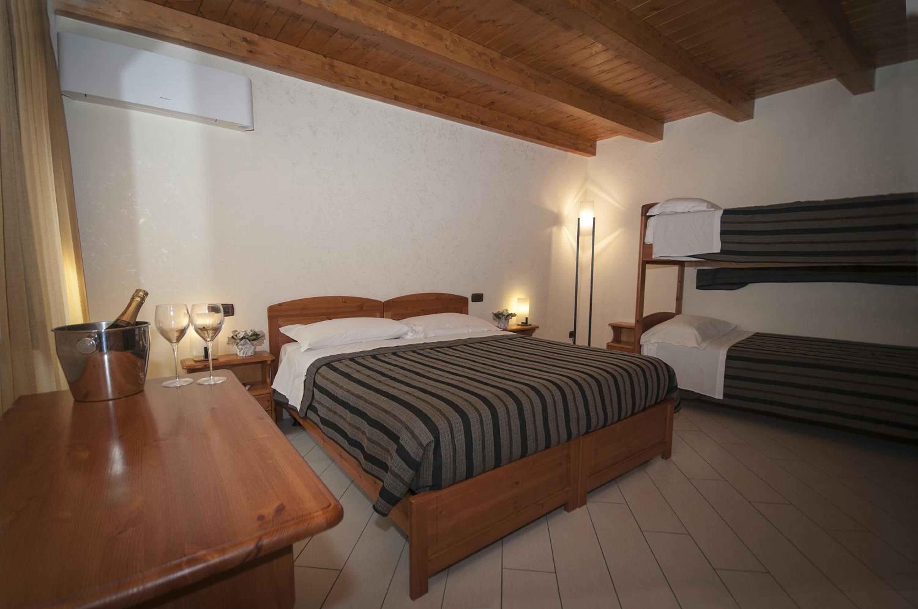 Quadruple Room - Photo 1