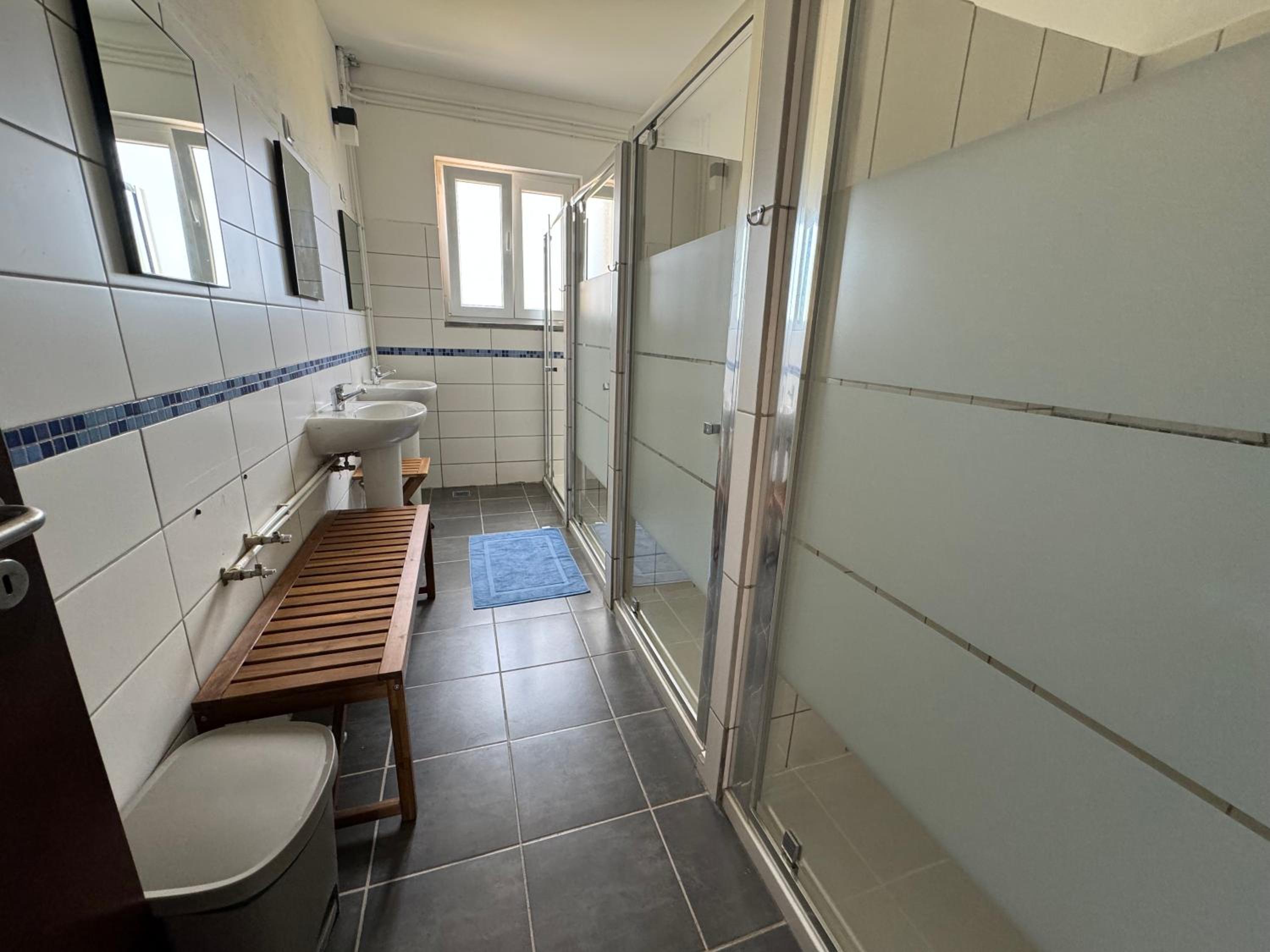 Family Room With Shared Bathroom photo 3