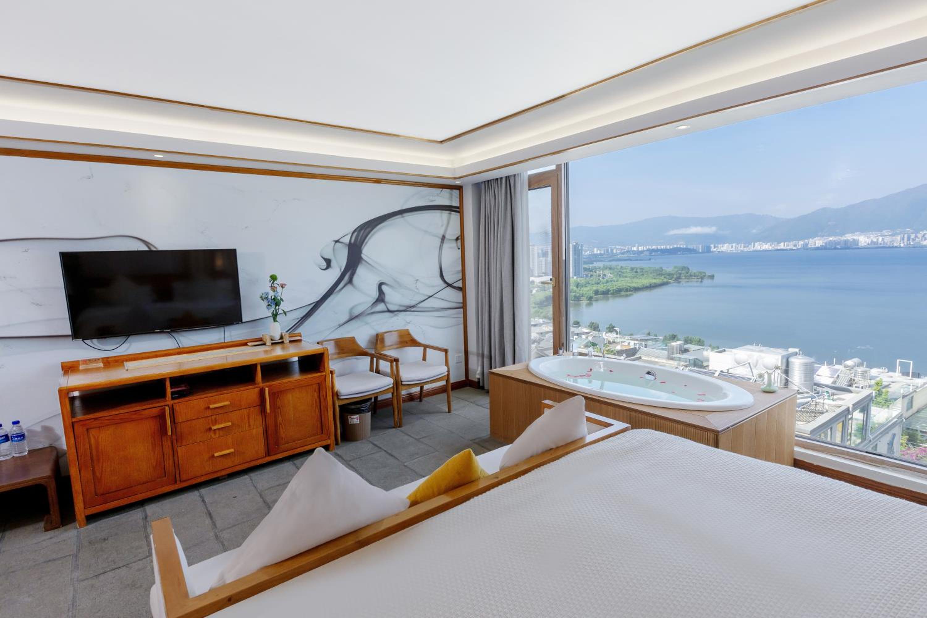 Family Twin with Sea View Bathtub photo 2