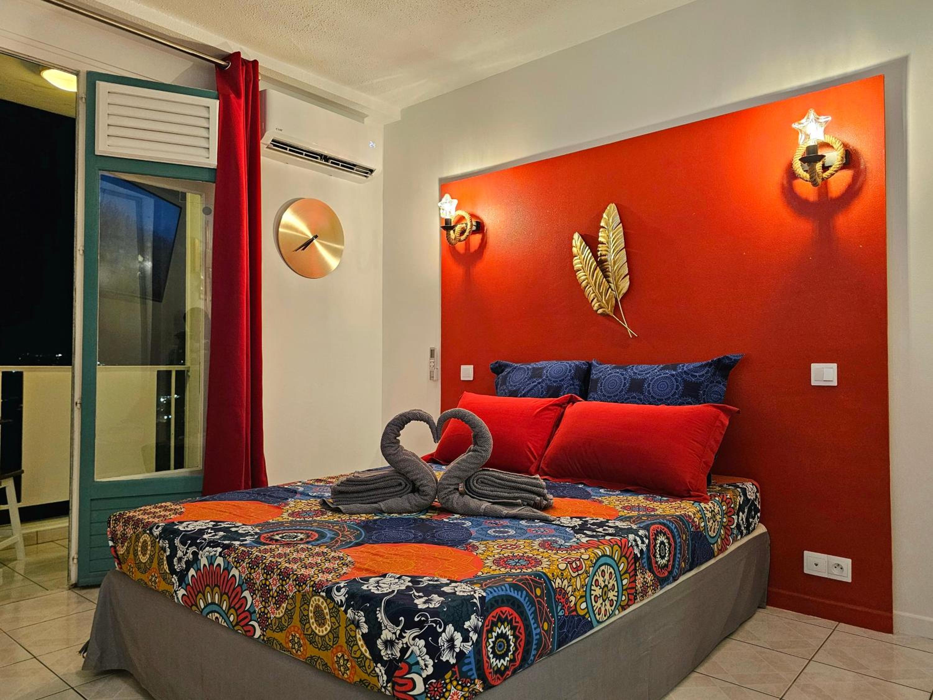 One-Bedroom Apartment photo 1