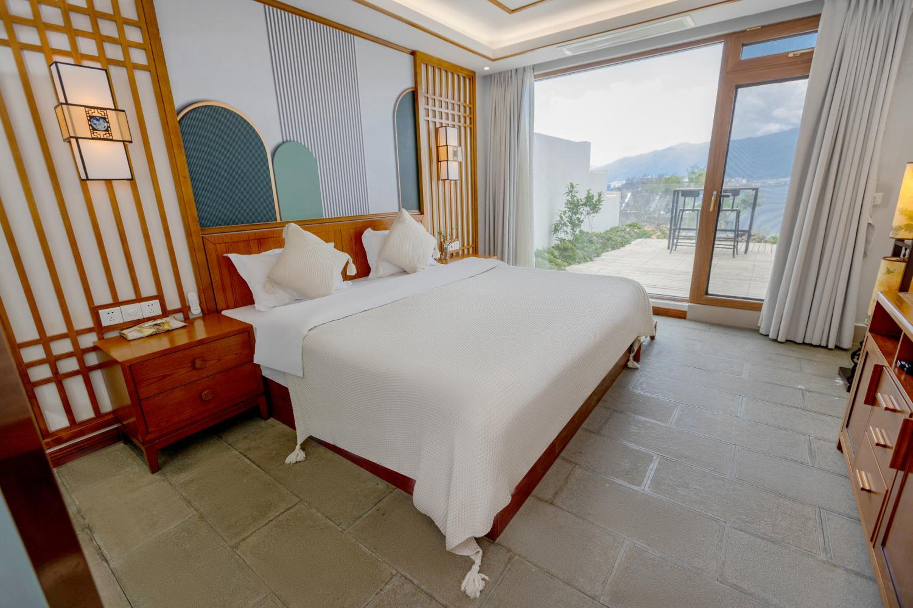 Garden Sea View King Room