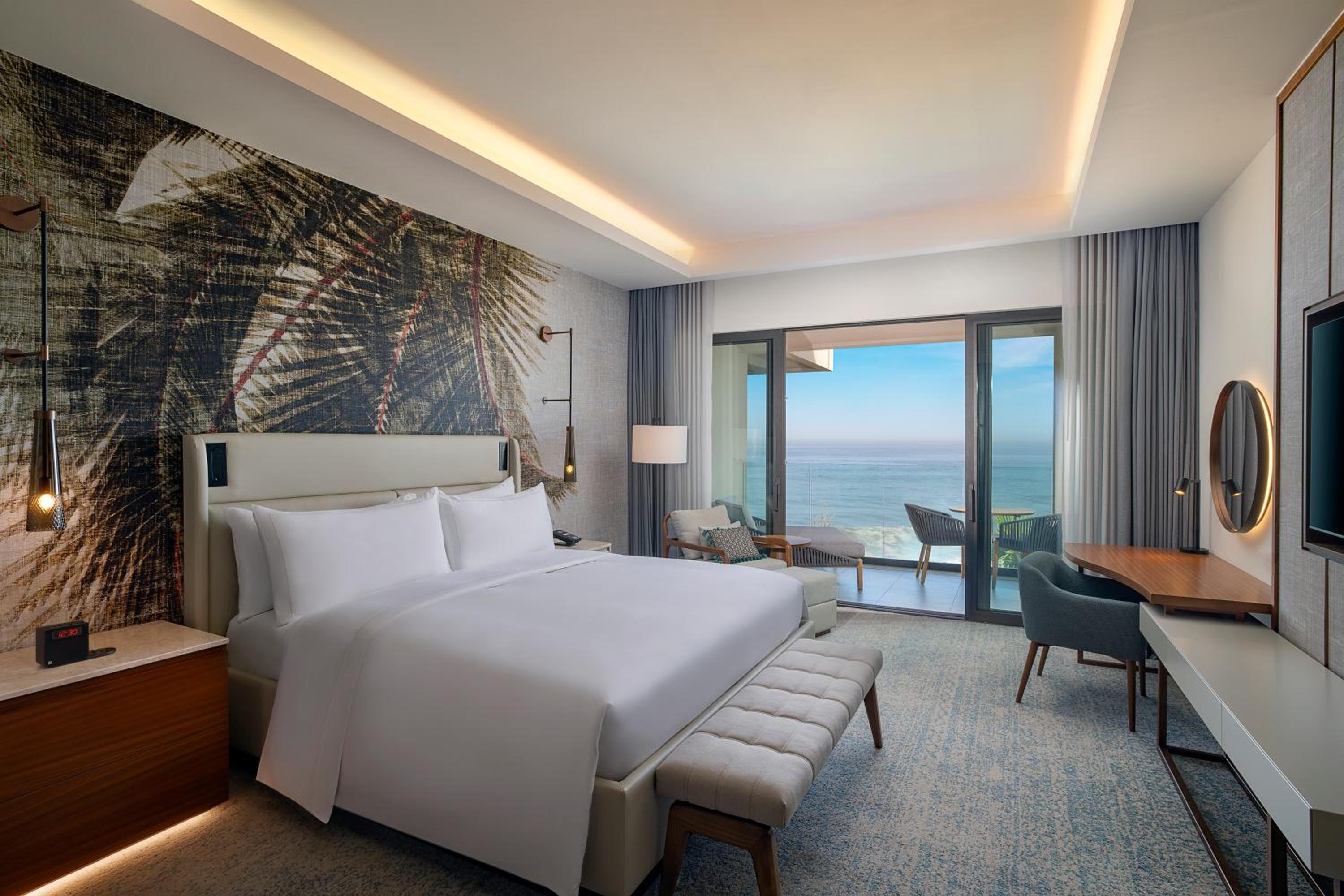 Deluxe King Room with Ocean View - Photo 4