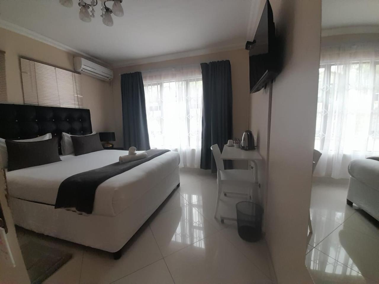 Standard Double Room photo 3