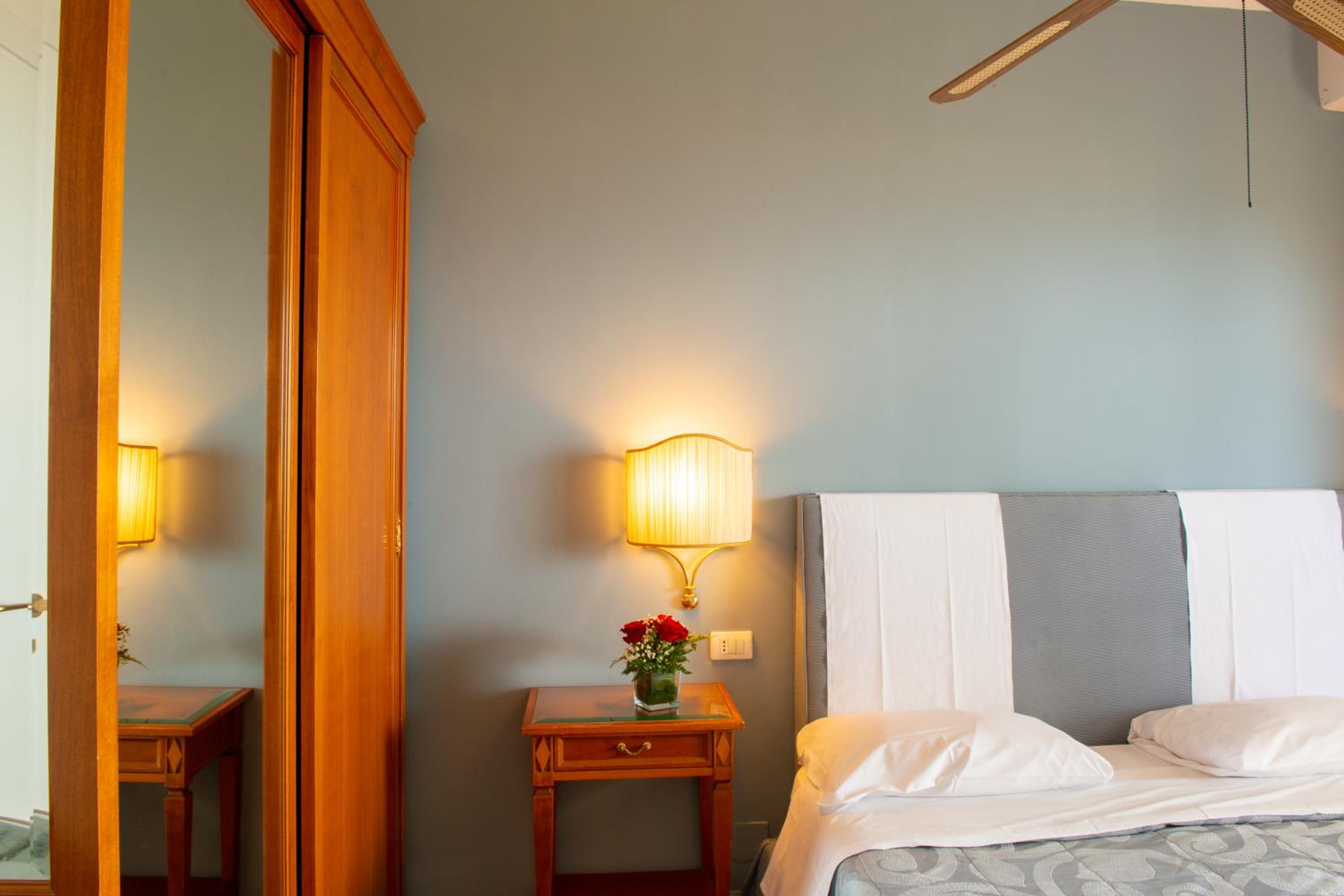 Deluxe Double Room with Balcony and Sea View photo 3