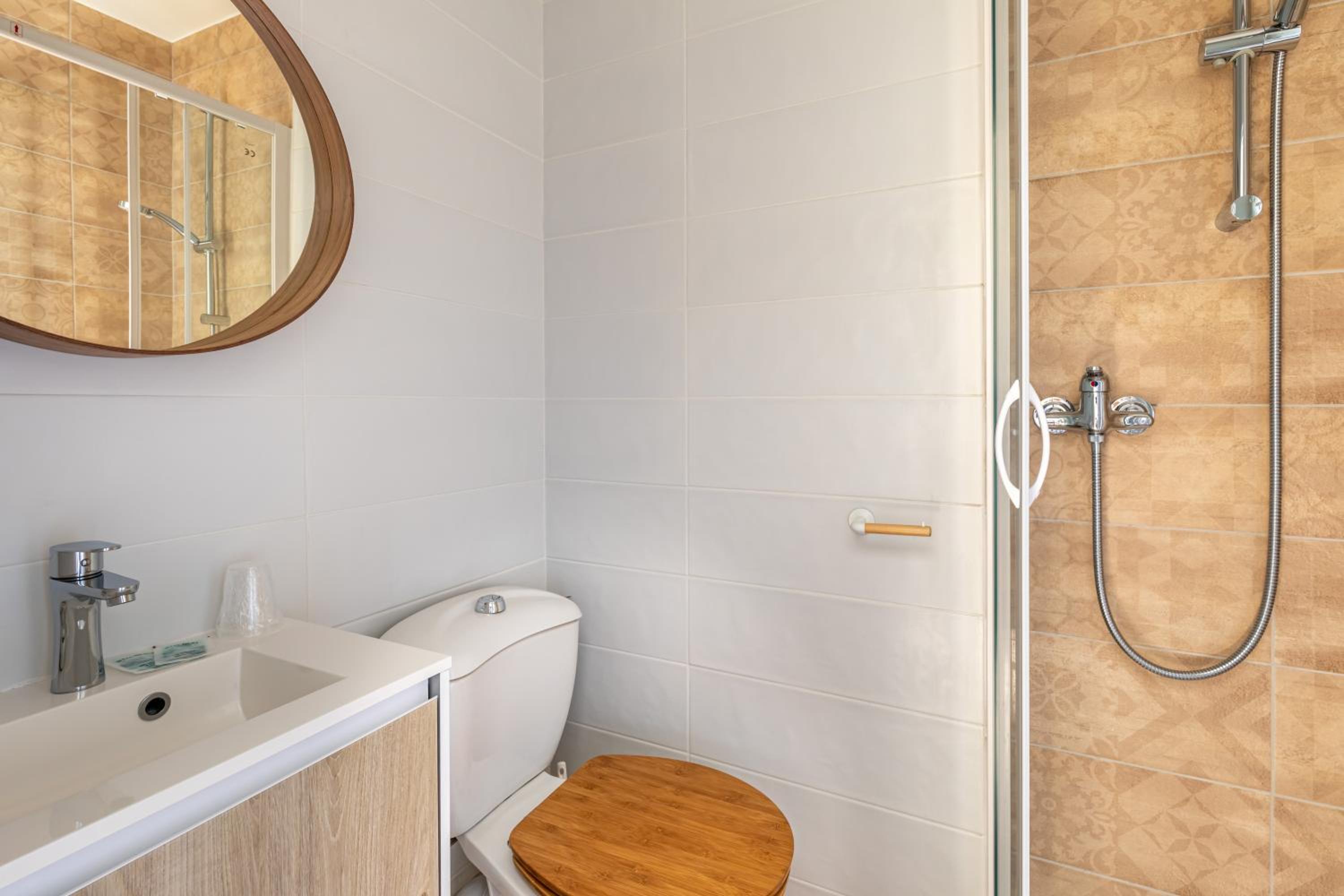 Double Room with Shower - Photo 3