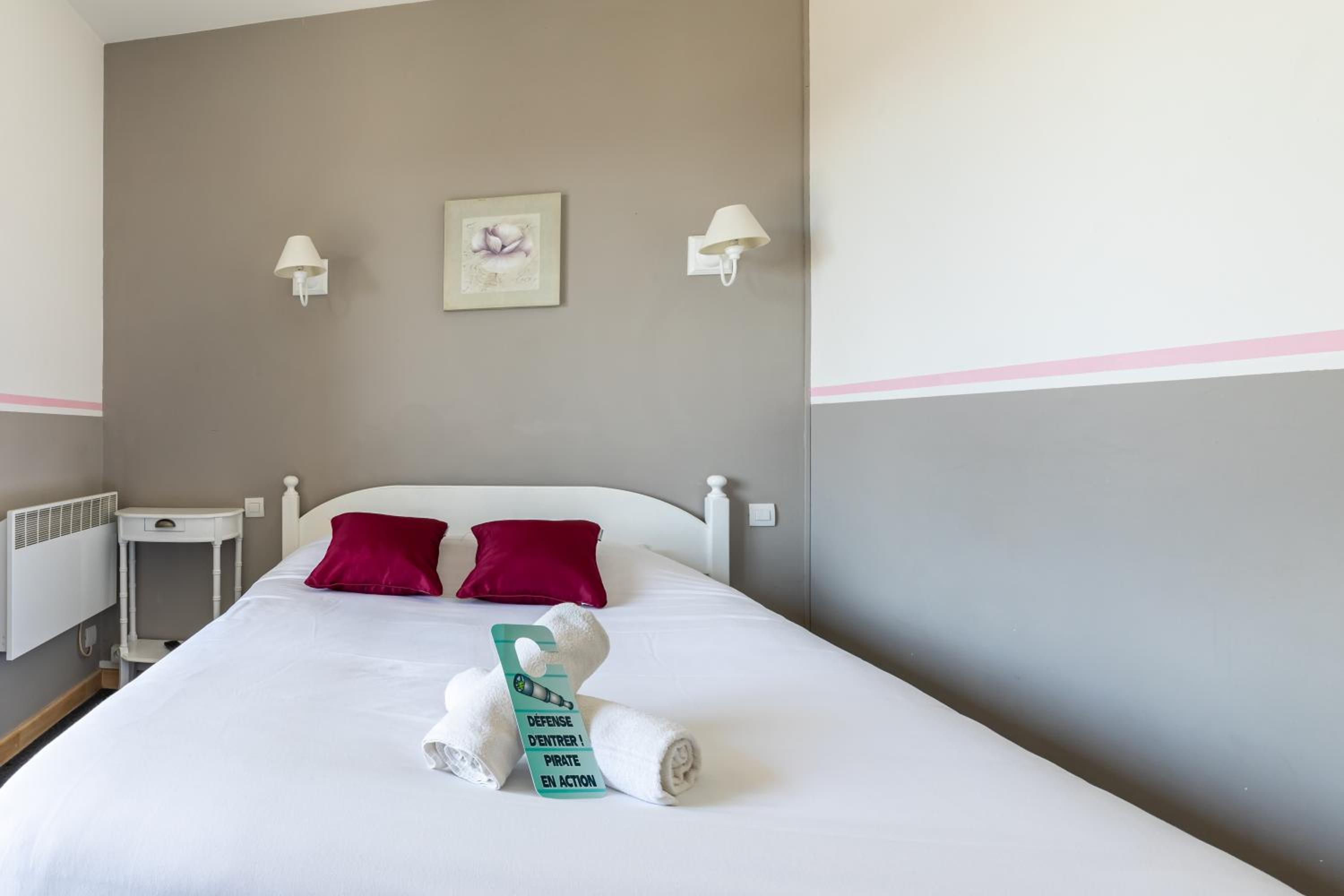 Double Room with Balcony - Photo 9
