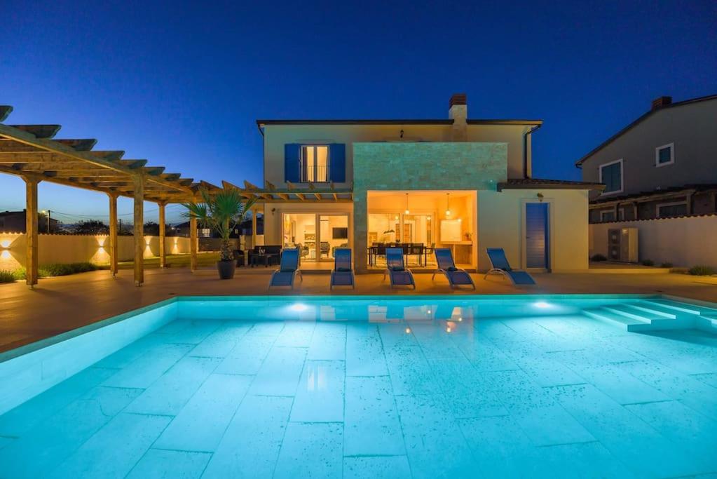 Villa photo 2
